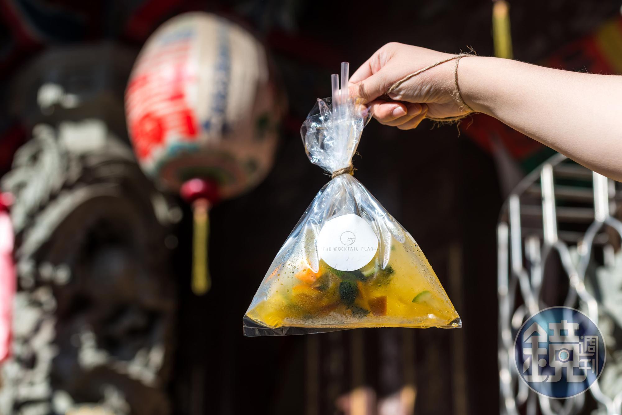 調酒這樣裝？提著喝著像飲料，拎著也不失為時尚配件了。