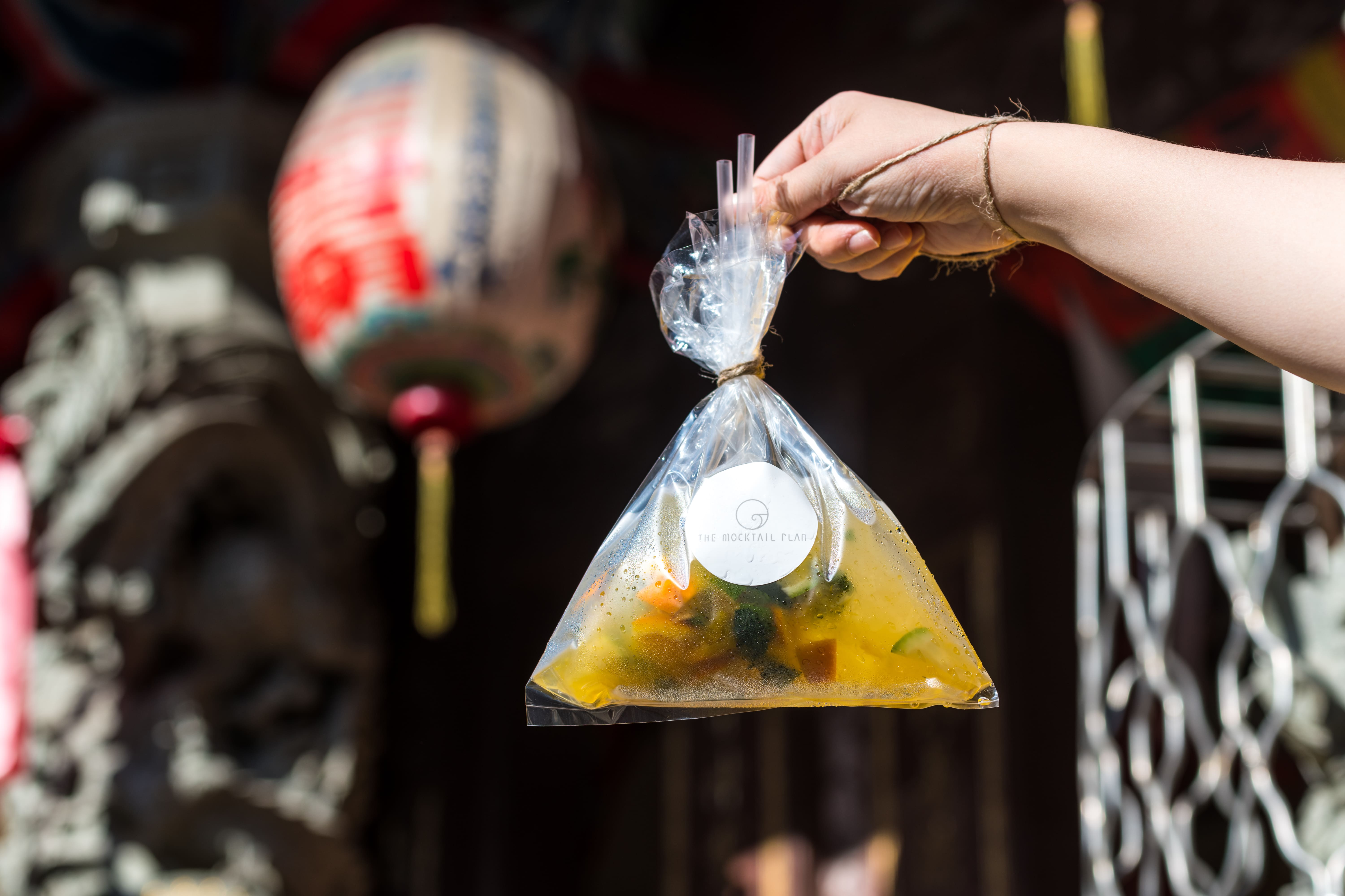 調酒這樣裝？提著喝著像飲料，拎著也不失為時尚配件了。