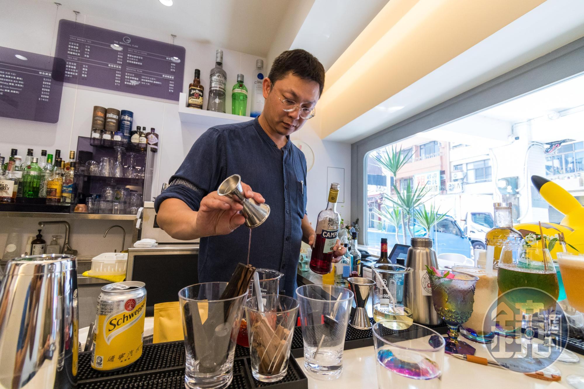 「The Mocktail Plan」主理人Charles來自高雄，對於台南卻有著不輸在地人的熱愛， 交談間信手捻來就是一杯台南風味調酒。