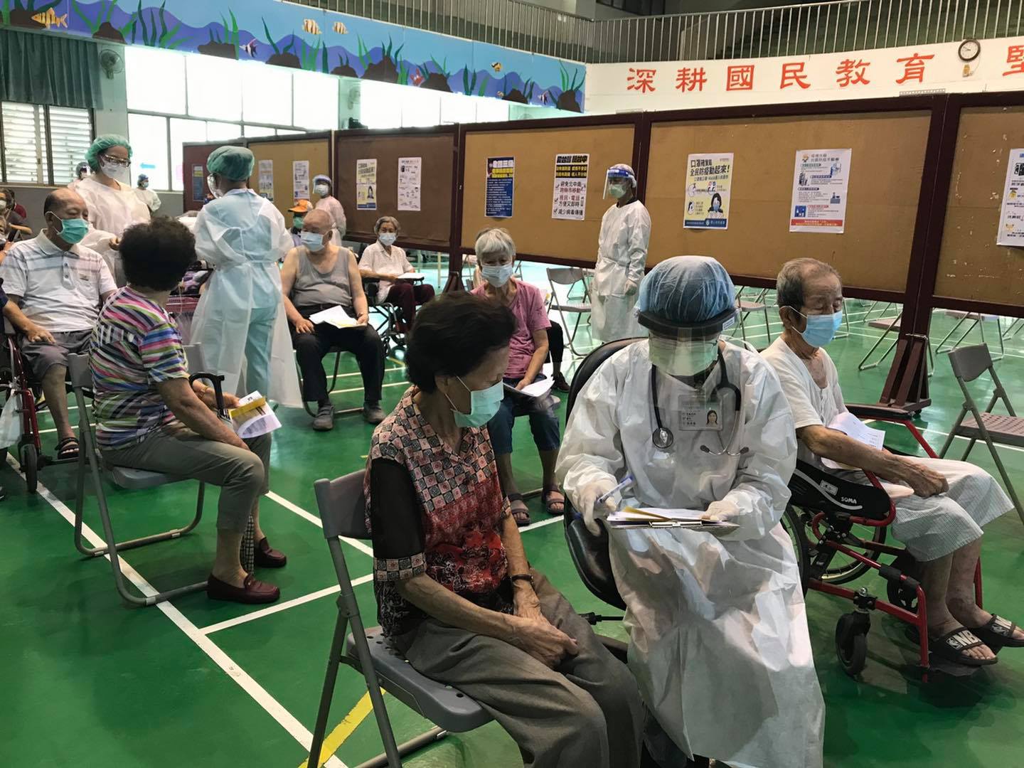 北屯爆發嚴重群聚染疫，台中市盼透過加速為老人家接種來防堵疫情擴散。（翻攝自盧秀燕臉書）