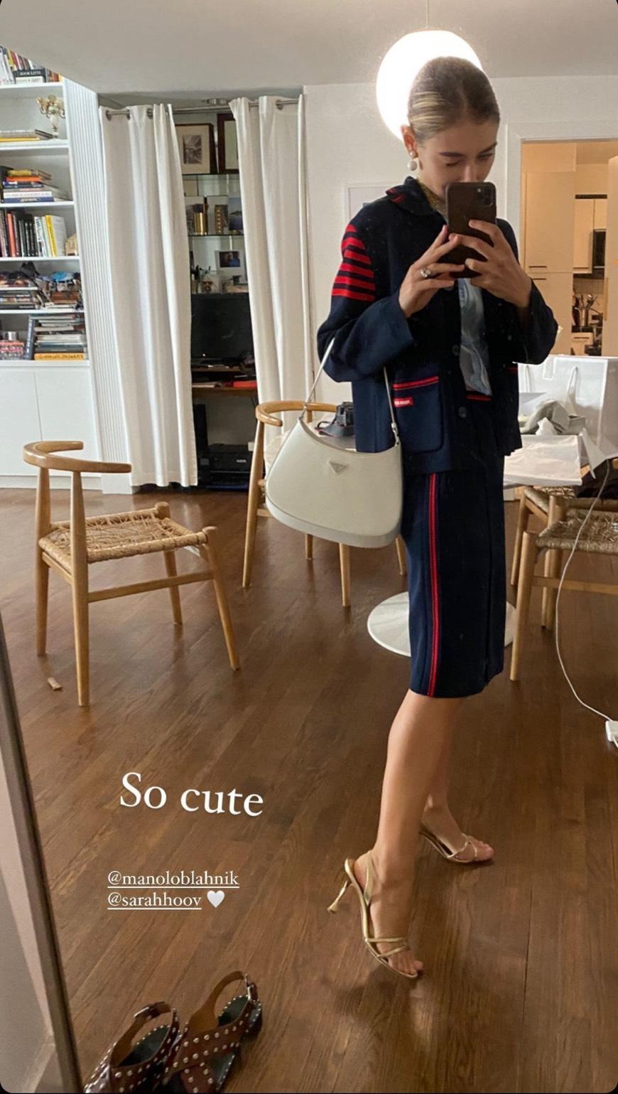 Jenny Walton今日在IG限時動態po出一套復古鉛筆裙套裝，手上挽的正是與Kendall Jenner同款的Cleo包。（翻攝自Jenny Walton IG）