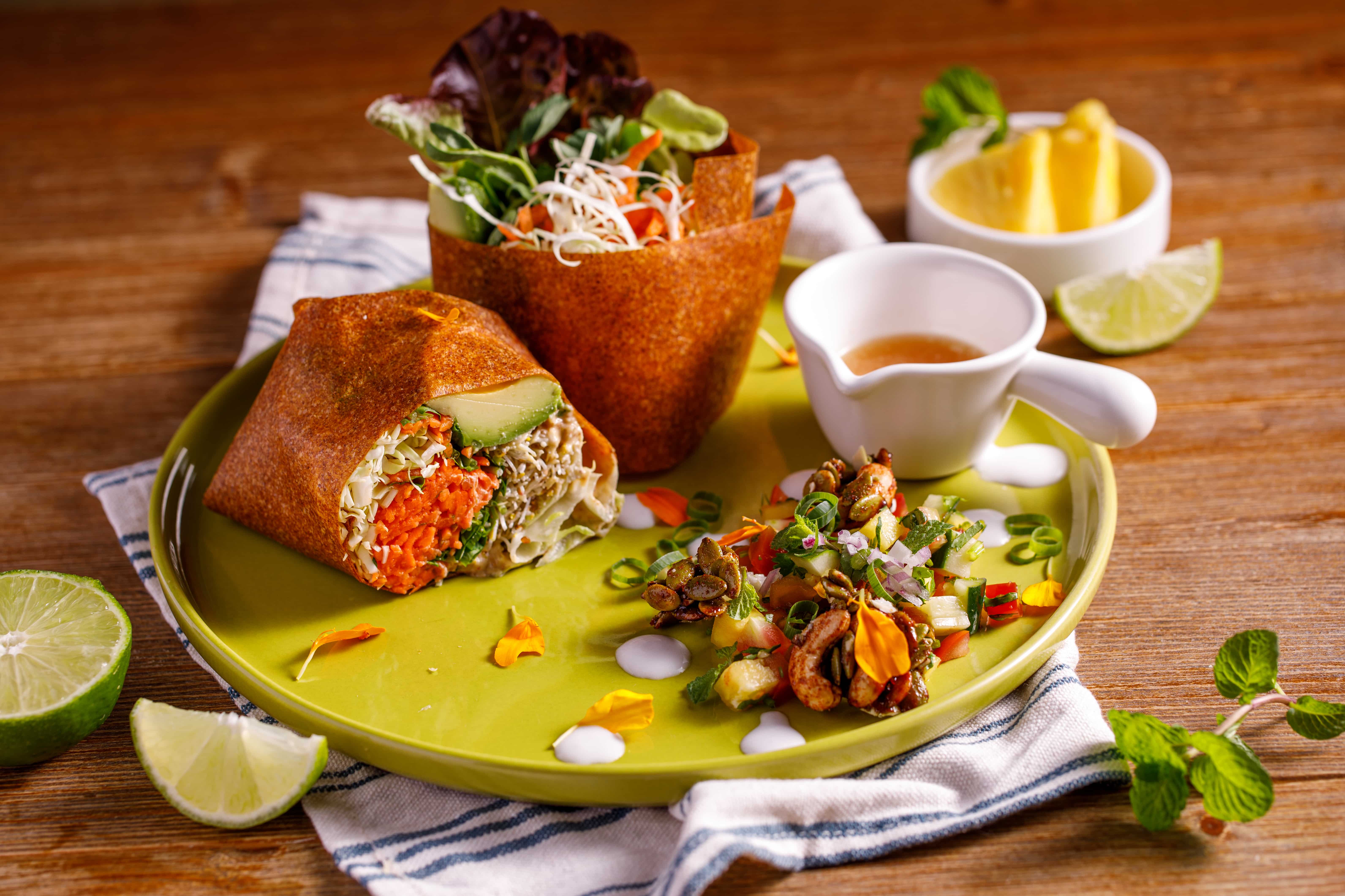 「南洋裸食捲」分量足又帶爽鮮酸香，讓人處在介於飽足與開胃的矛盾情緒。