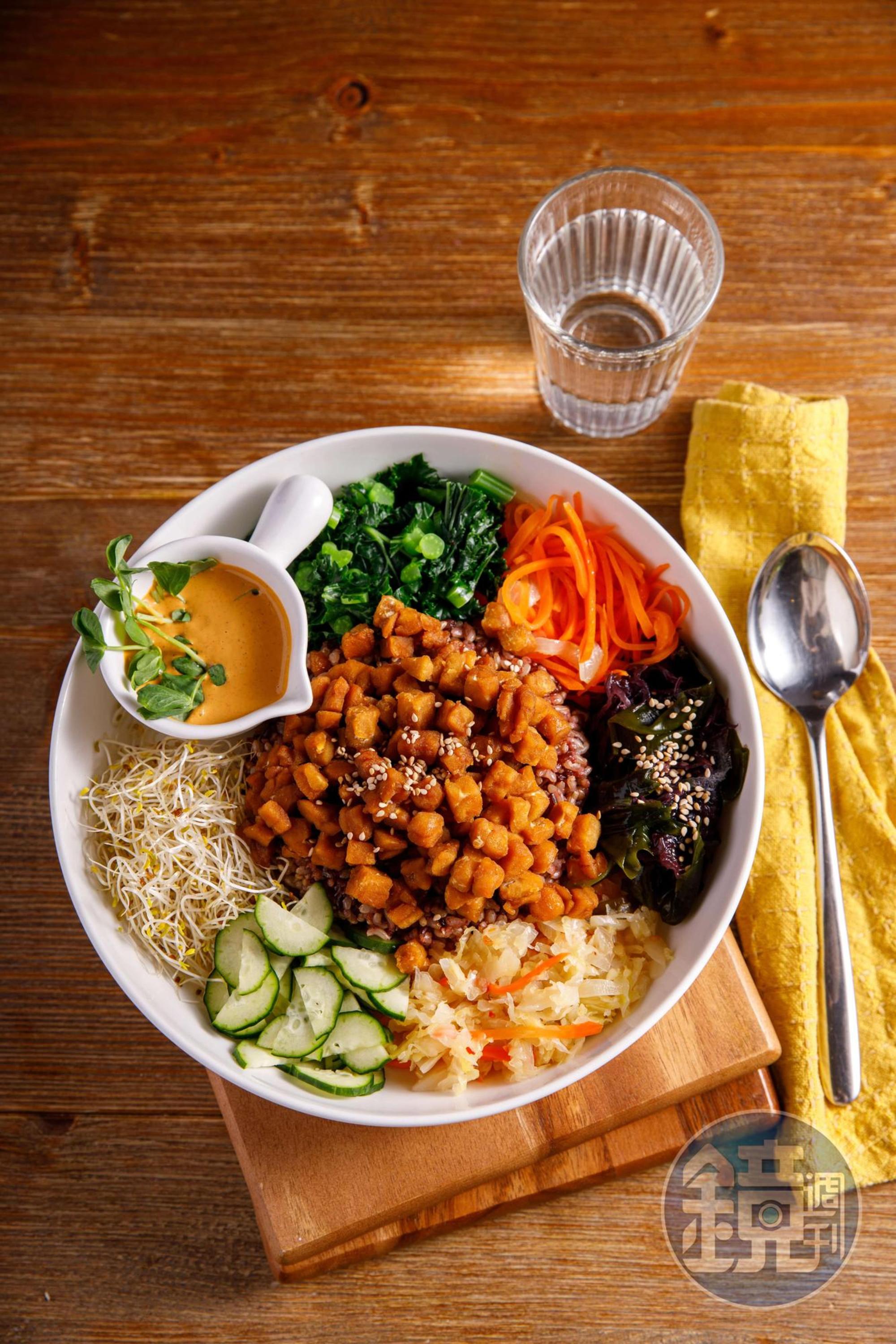 「醬燒天貝韓式拌飯」使用了糙米、紫米與小米,細嚼中能吃出整體層次與各食物的原始風味。(370元/份)