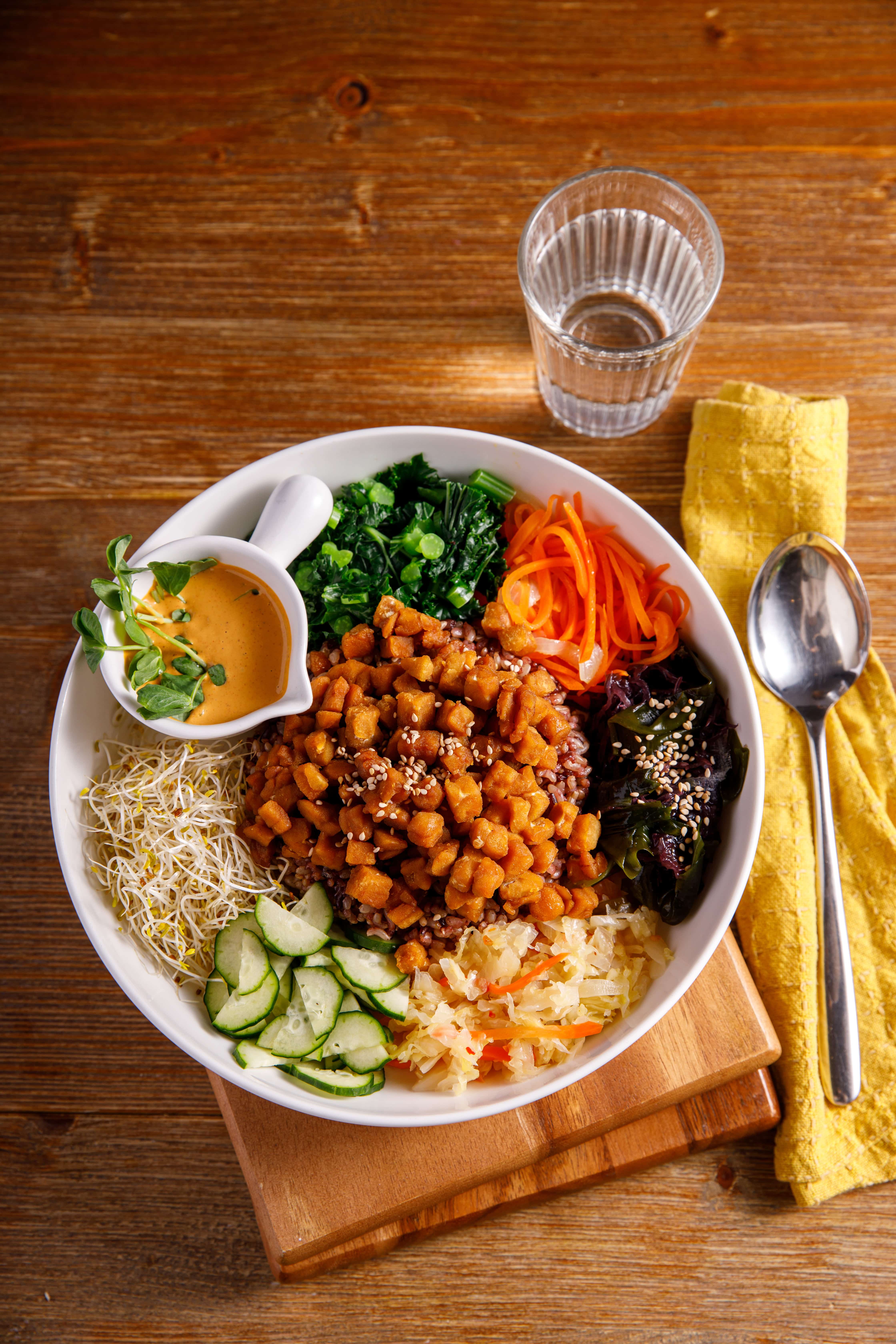 「醬燒天貝韓式拌飯」使用了糙米、紫米與小米，細嚼中能吃出整體層次與各食物的原始風味。（370元／份）
