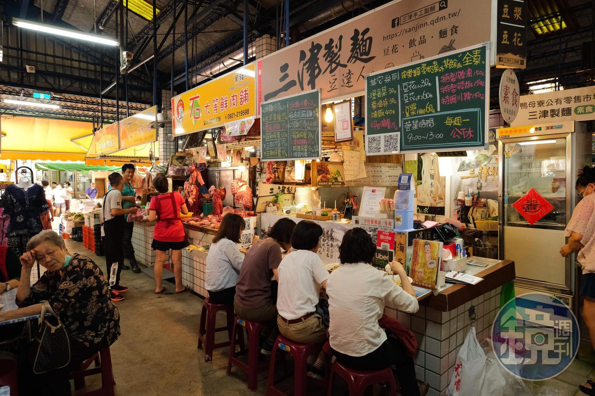 「三津製麵」座位區只有四個小位子,瞬間就客滿。