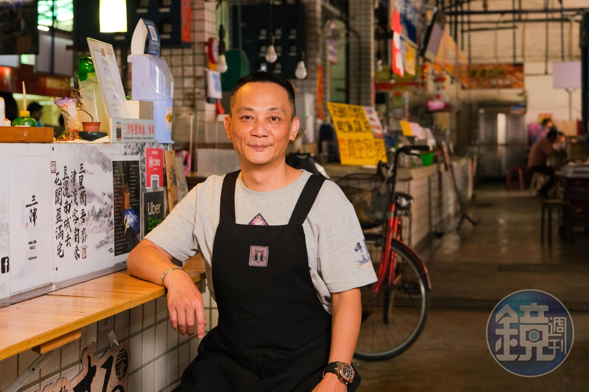 在鴨母寮市場才開業2年,負責廚房的魏龍宗說已經累積不少忠實顧客。