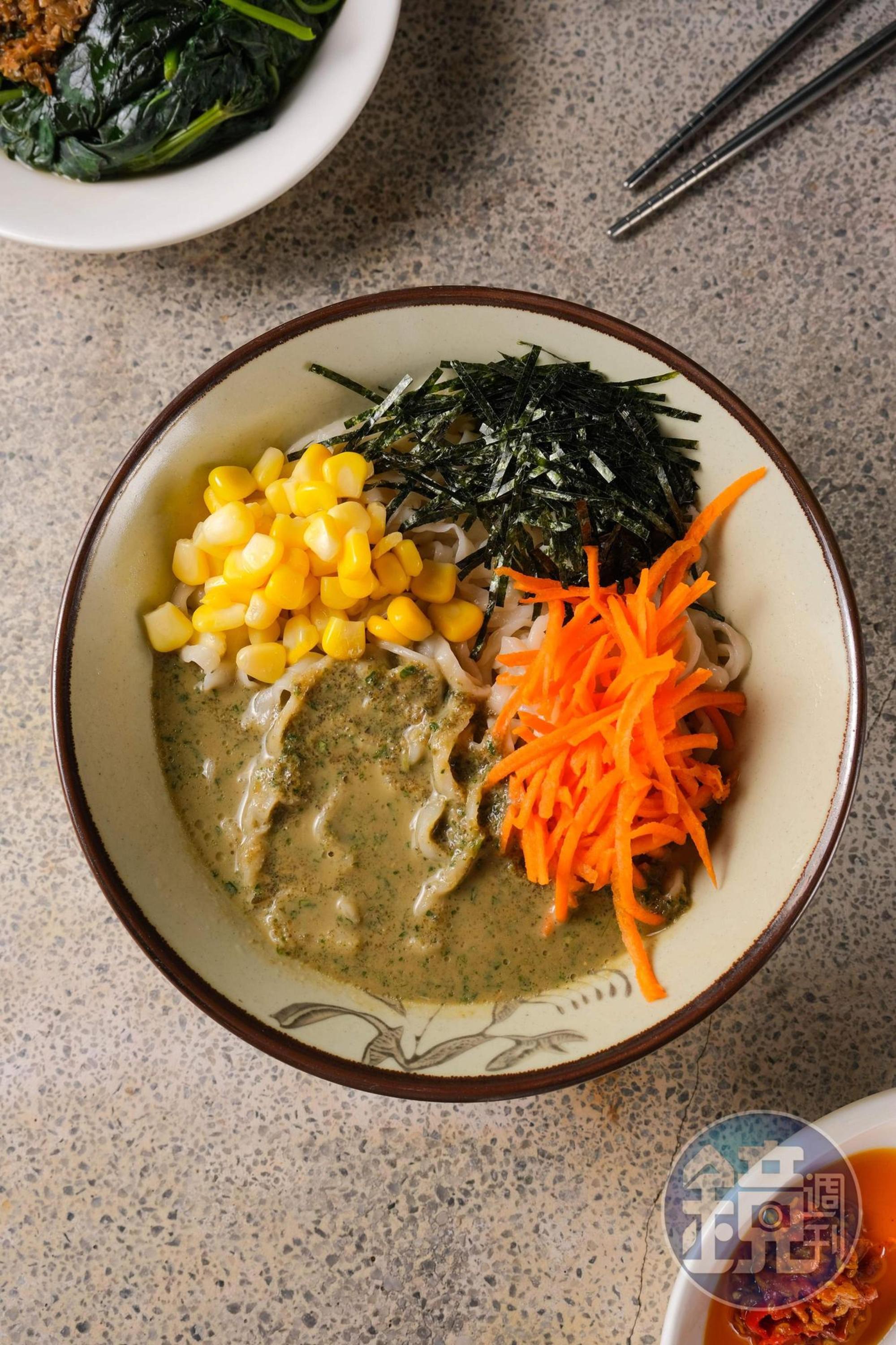夏天限定的「羅勒皮蛋拌麵」,醬汁讓每條麵條都吸滿皮蛋香氣。(70元/碗)