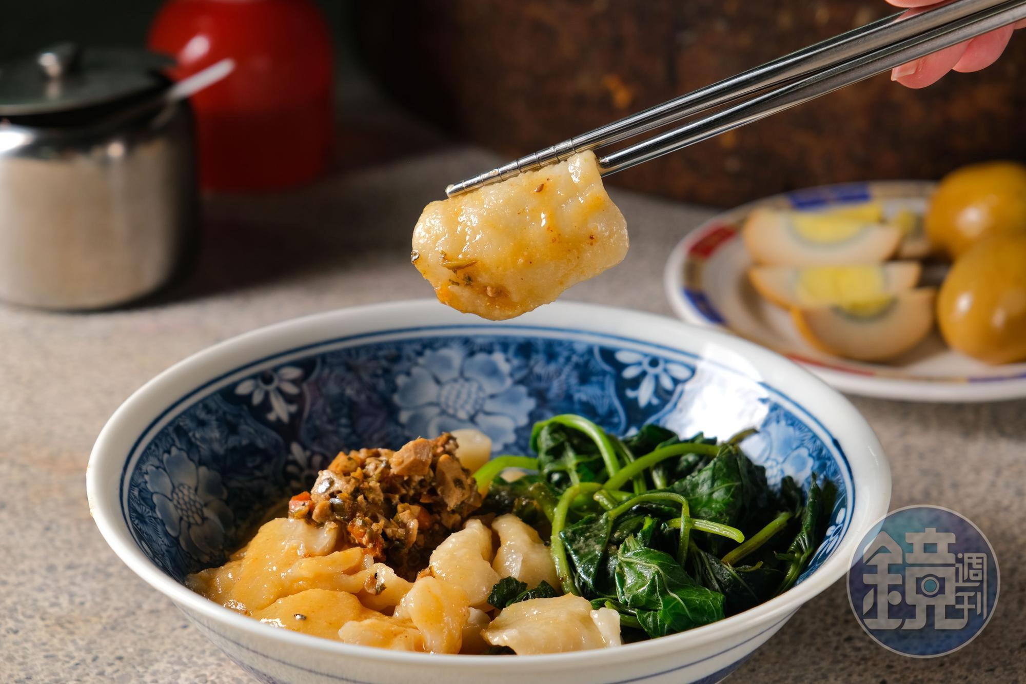 「濃郁胡麻麵疙瘩」麻香濃郁,拌著Q彈的麵疙瘩一起入口好滿足。(55元/碗)