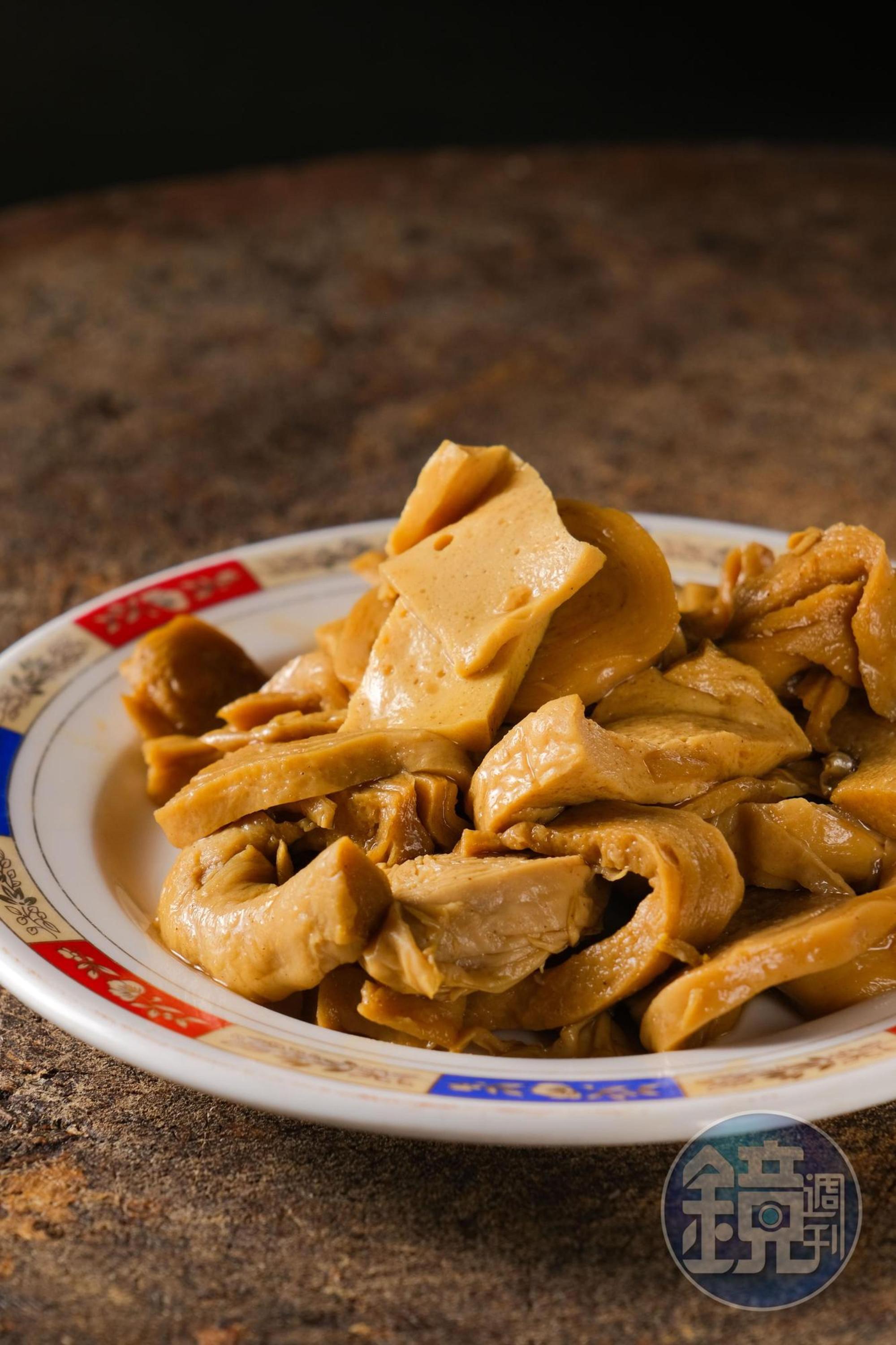 嫌不夠飽,就多切一盤滷至入味的「素滷味」當小菜。(30元/份)