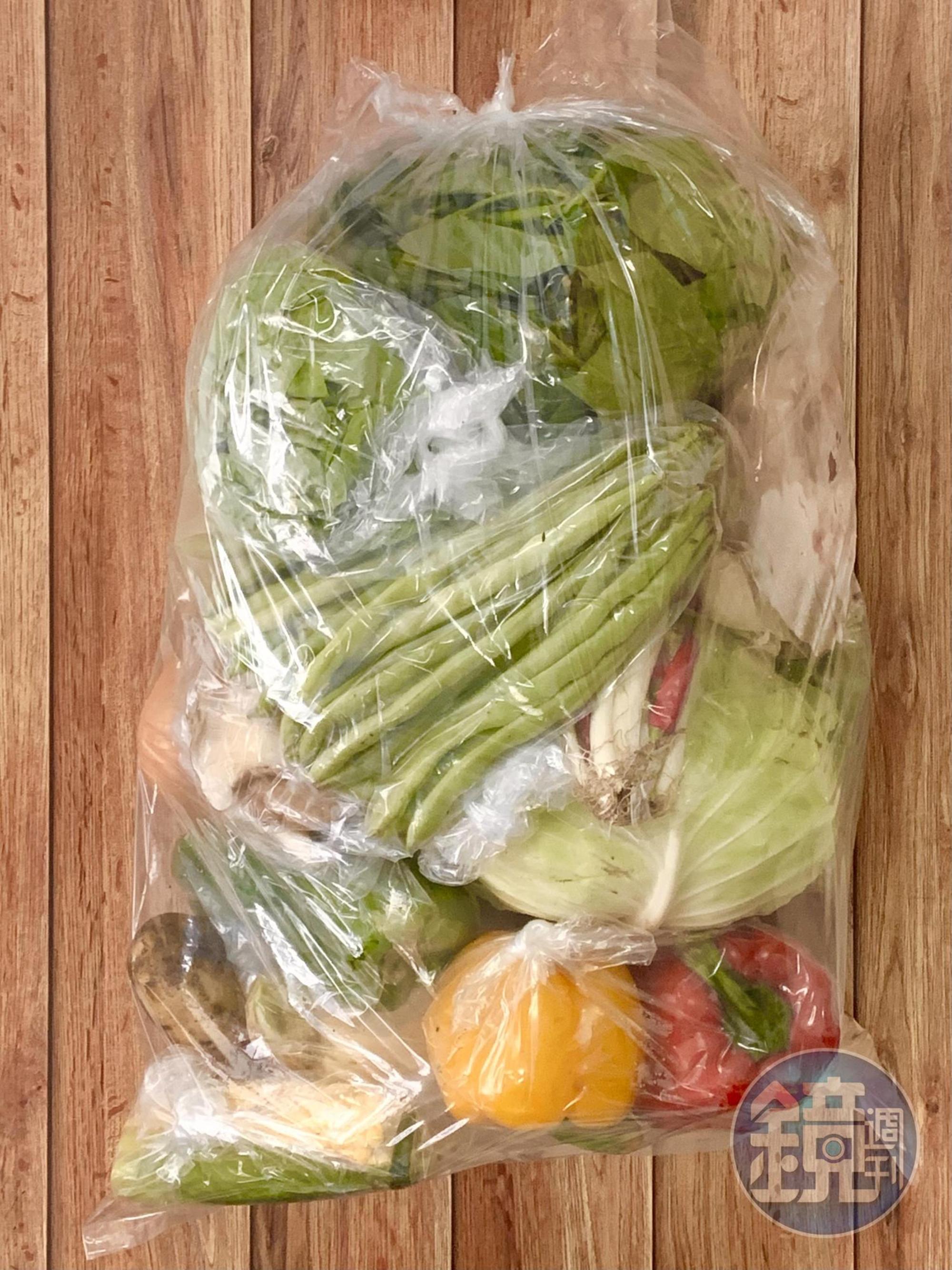 「防疫食材箱」實際上是用塑膠袋裝著，每種食材都會分袋包裝。（699元／箱，含運費）