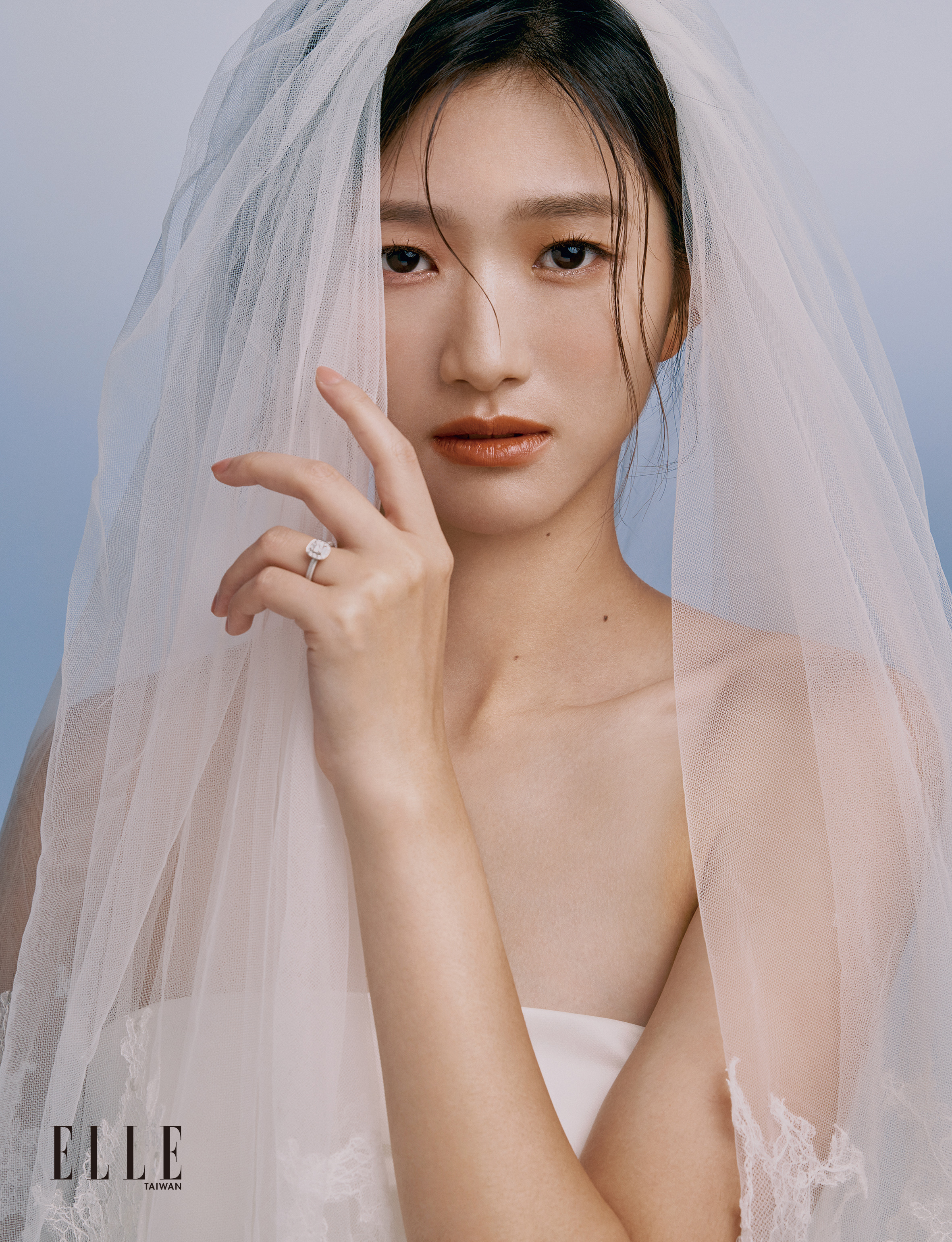 晏柔中身穿WHITE ATELIER平口抓皺禮服,頭戴LINLI BOUTIQUE蕾絲頭紗,搭配K.UNO訂婚鑽戒。(《ELLE》國際中文版雜誌提供)