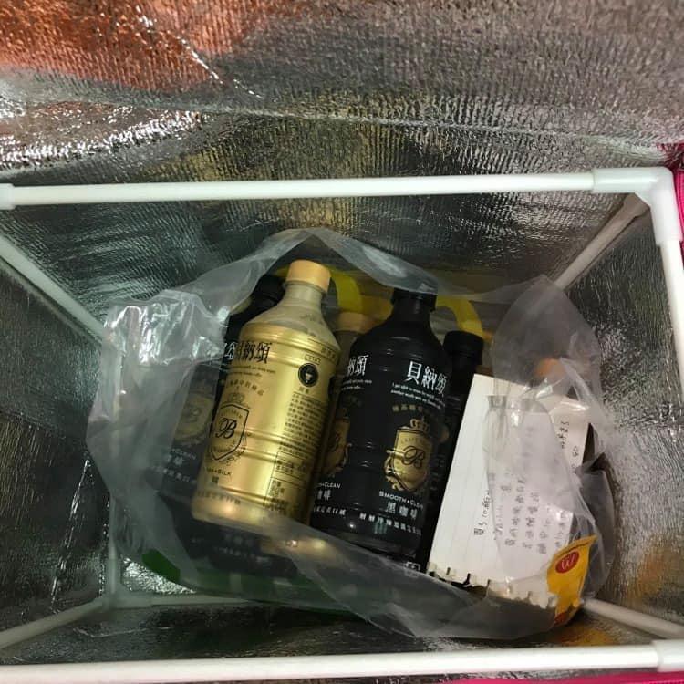 一位正妹外送員體恤醫護人員的辛勞,接到醫院外送訂單時,自掏腰包買咖啡請客。(翻攝自「爆廢公社公開版」臉書)