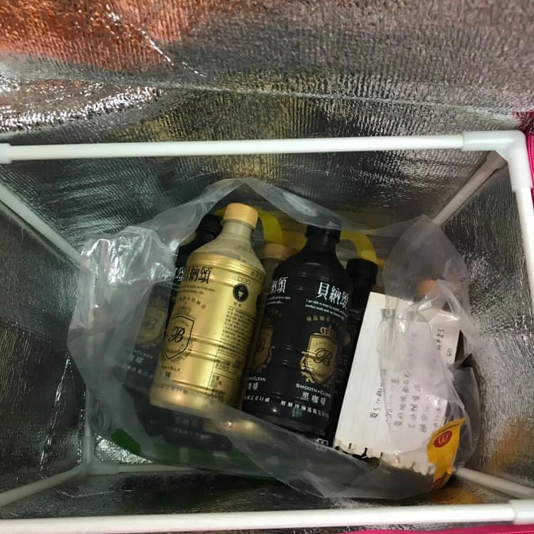 一位正妹外送員體恤醫護人員的辛勞，接到醫院外送訂單時，自掏腰包買咖啡請客。（翻攝自「爆廢公社公開版」臉書）