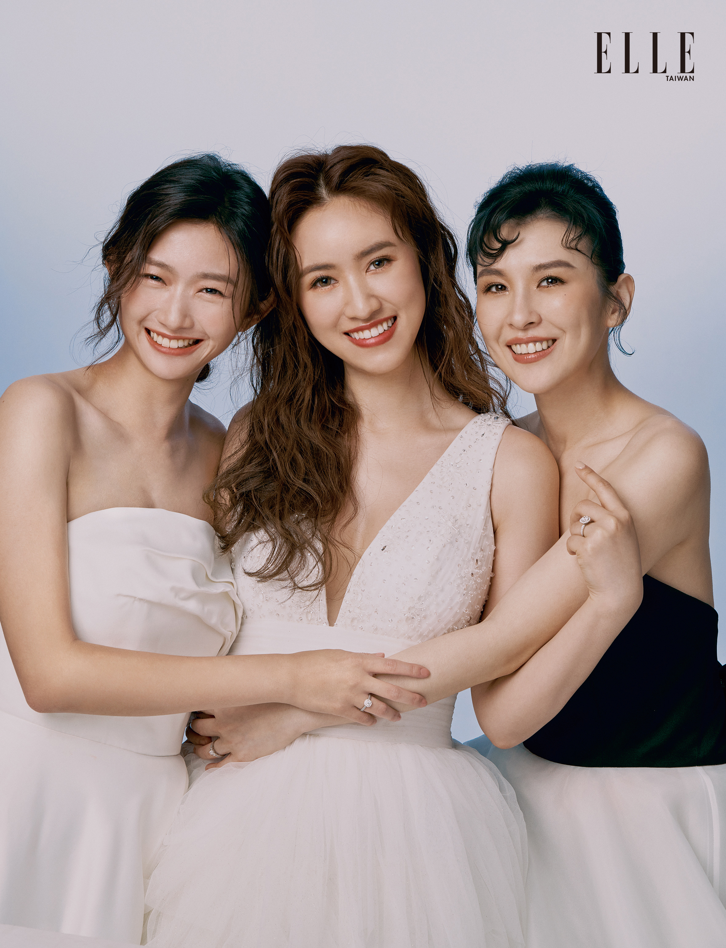 吳姍儒(中)、魏如昀(右)、晏柔中(左)在教會相識結為閨密,3人一起登上《ELLE WEDDING》春夏號封面。(《ELLE》國際中文版雜誌提供)