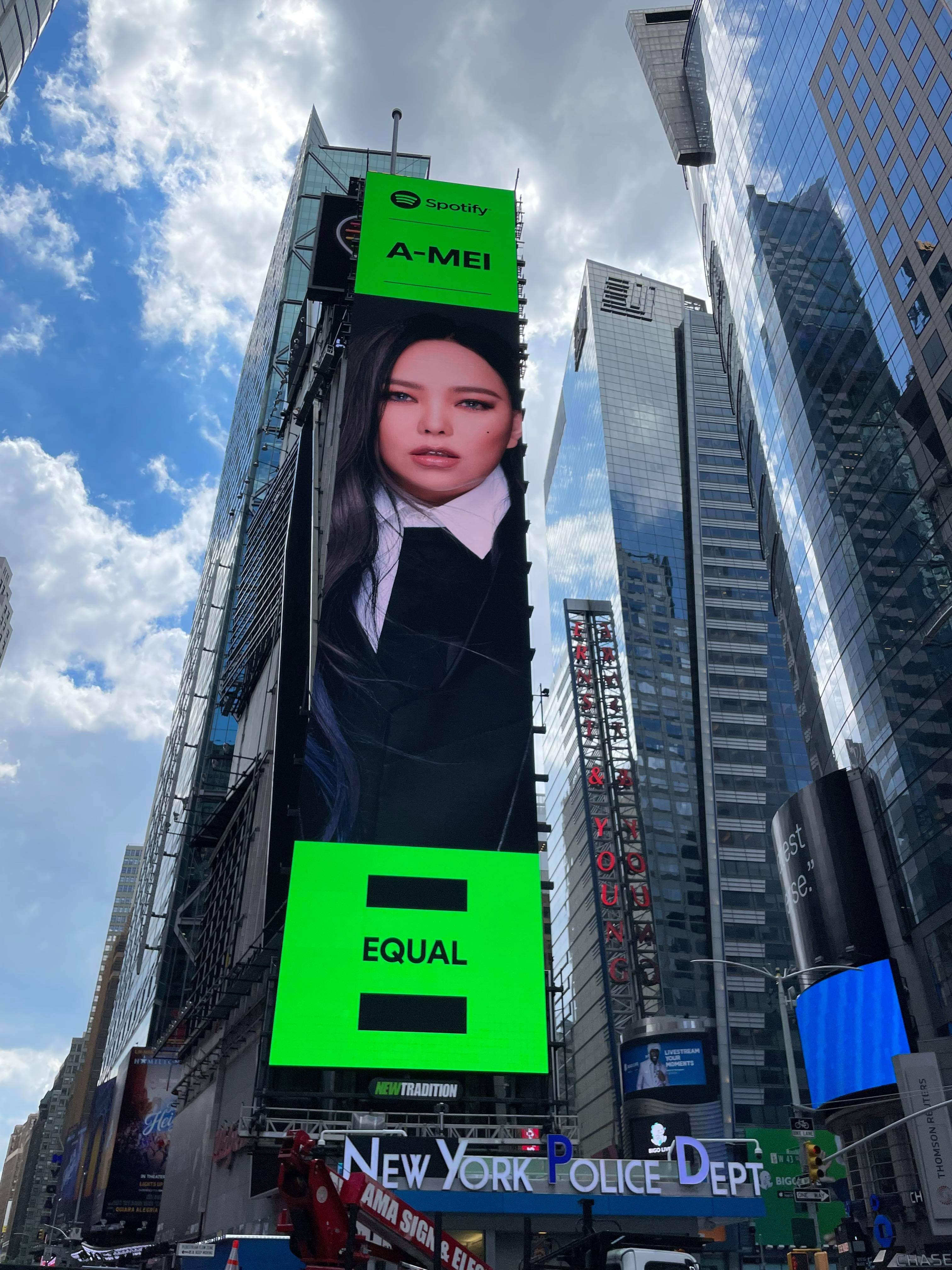 阿妹的身影出現在紐約曼哈頓區時代廣場（Times Square）上的巨型LED屏幕。（環球音樂提供）