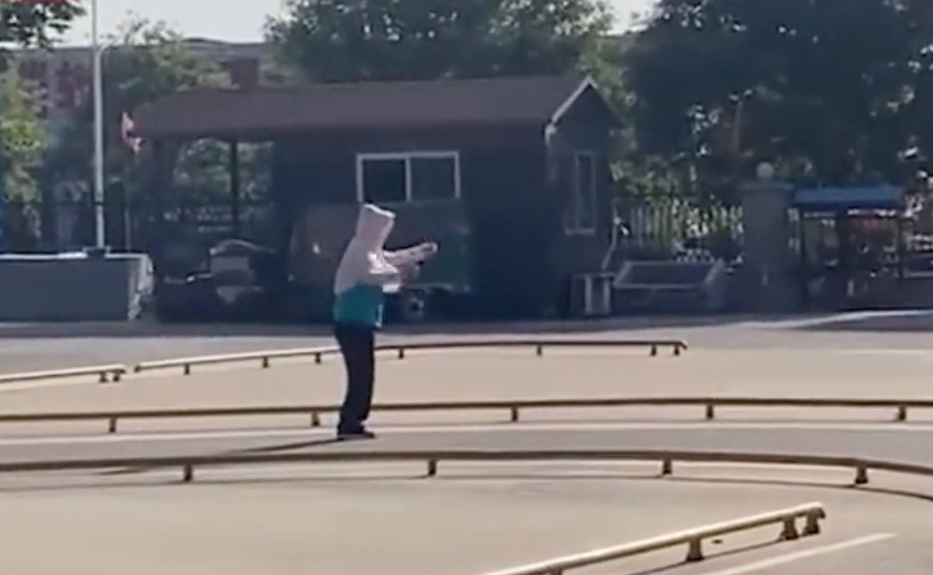 中國大陸山東駕訓班一名女學員，考照前模擬開車過S型。（翻攝自微博）