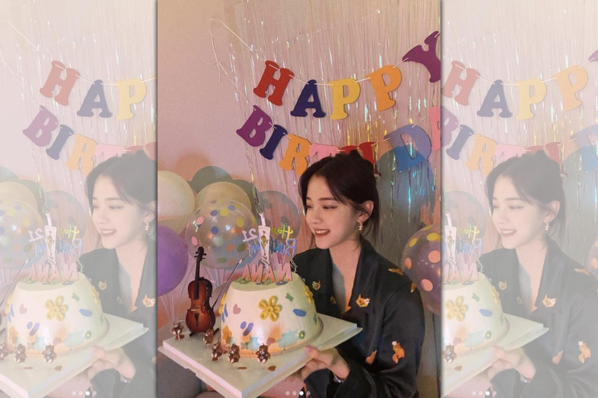 歐陽娜娜在IG中上傳特製的生日蛋糕,甜喊:「我愛媽媽」。(翻攝自微博)