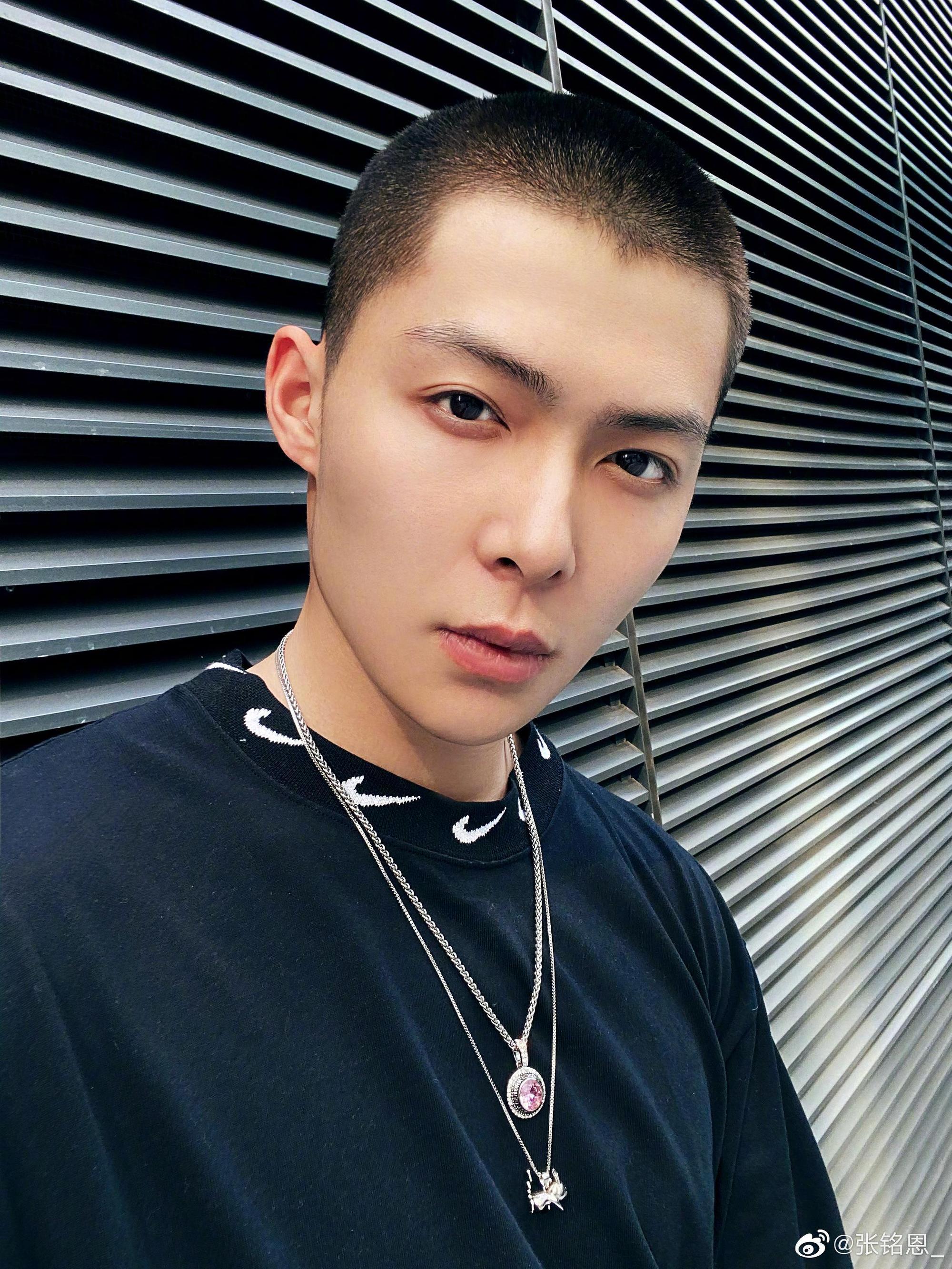 網友根據演員表推測被爾冬陞罵的應該是男星張銘恩的經紀公司。（張銘恩微博）
