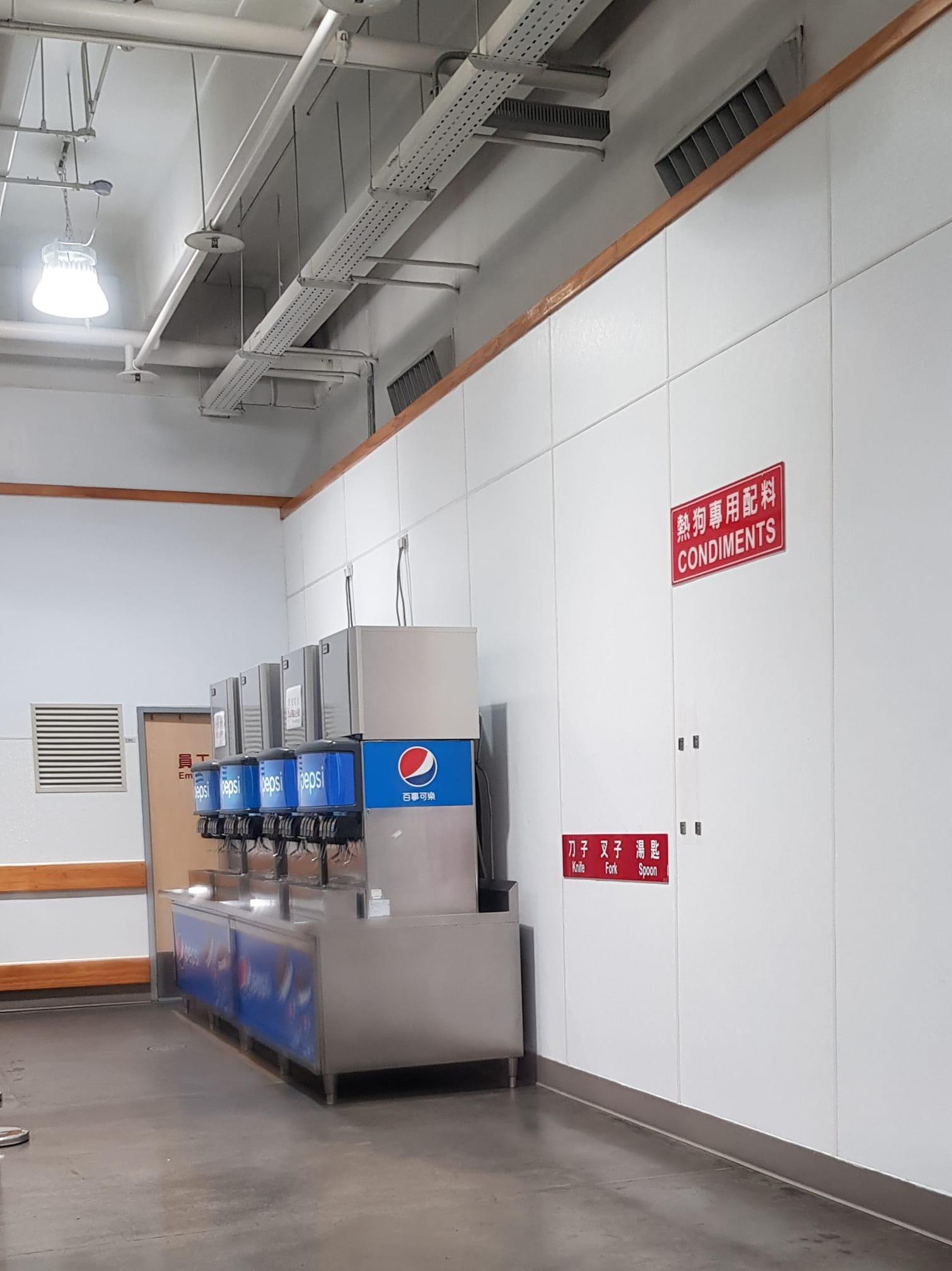 網友在好市多買完熱狗才知沒醬料區，引起討論。（翻攝自「Costco好市多 商品經驗老實說」臉書社團）