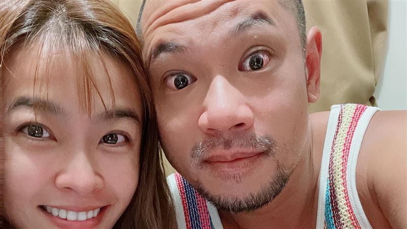 小嫻居家防疫，和金剛感情變好。（翻攝自小嫻臉書）