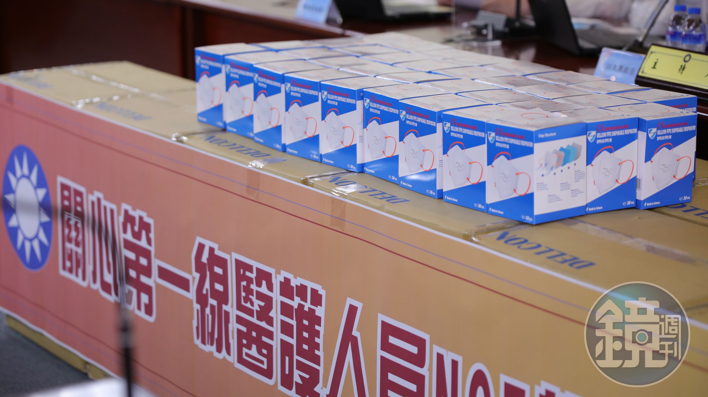 國民黨主席江啟臣宣布將捐出10萬個口罩，協助前線防疫人員。（國民黨文傳會提供）