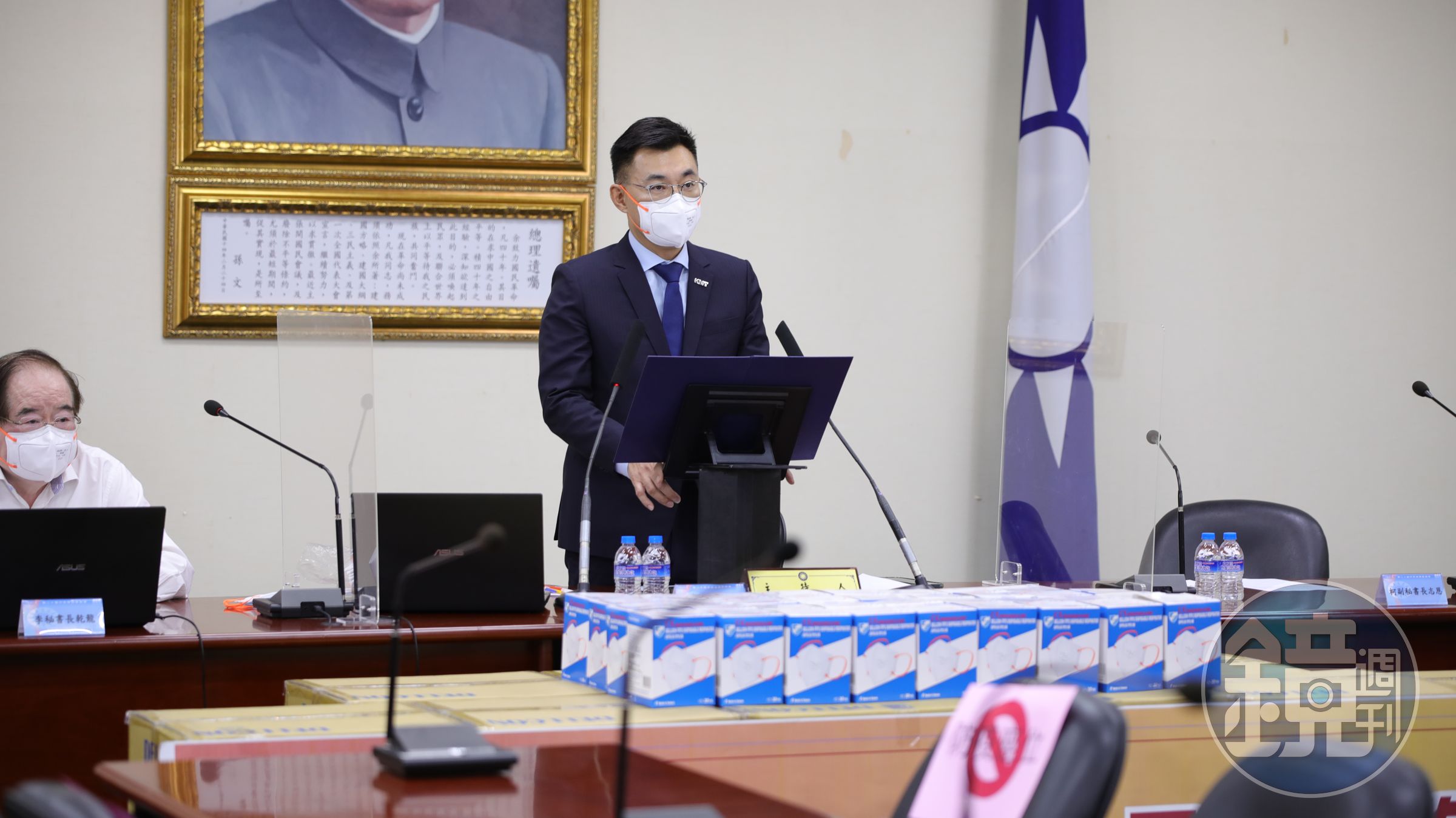 國民黨主席江啟臣宣布將捐出10萬個口罩給防疫人員，同時呼籲蔡政府不該把全民當國產疫苗的白老鼠。（國民黨文傳會提供）