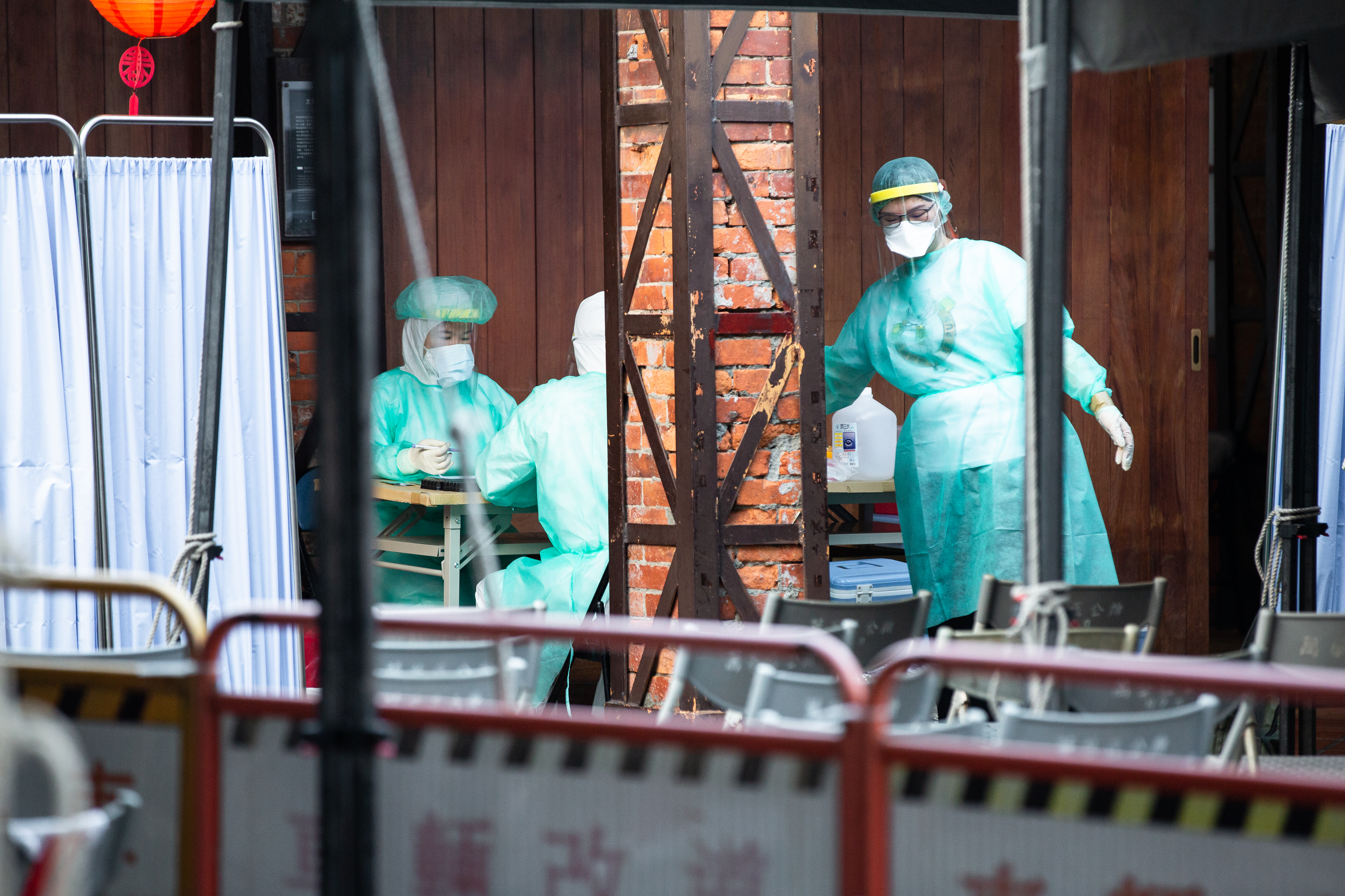 沈政男比較台灣與英國的確診者比例與死亡率，點出國內與亡率偏高的3個因素。（本刊資料照）