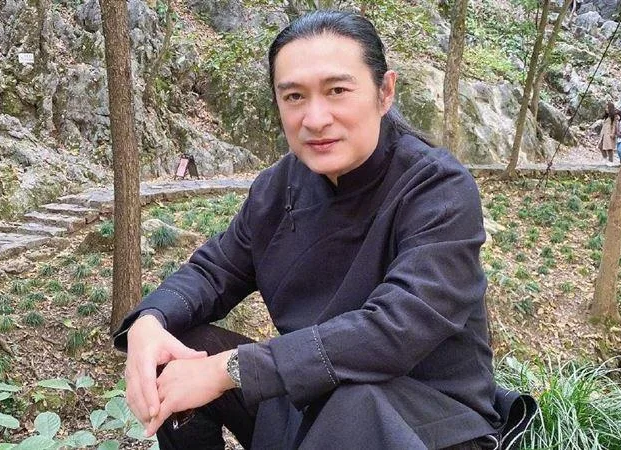 黃安聲稱，兩度致電給台灣家人遠端遙控不讓母親打疫苗。（翻攝自黃安微博）