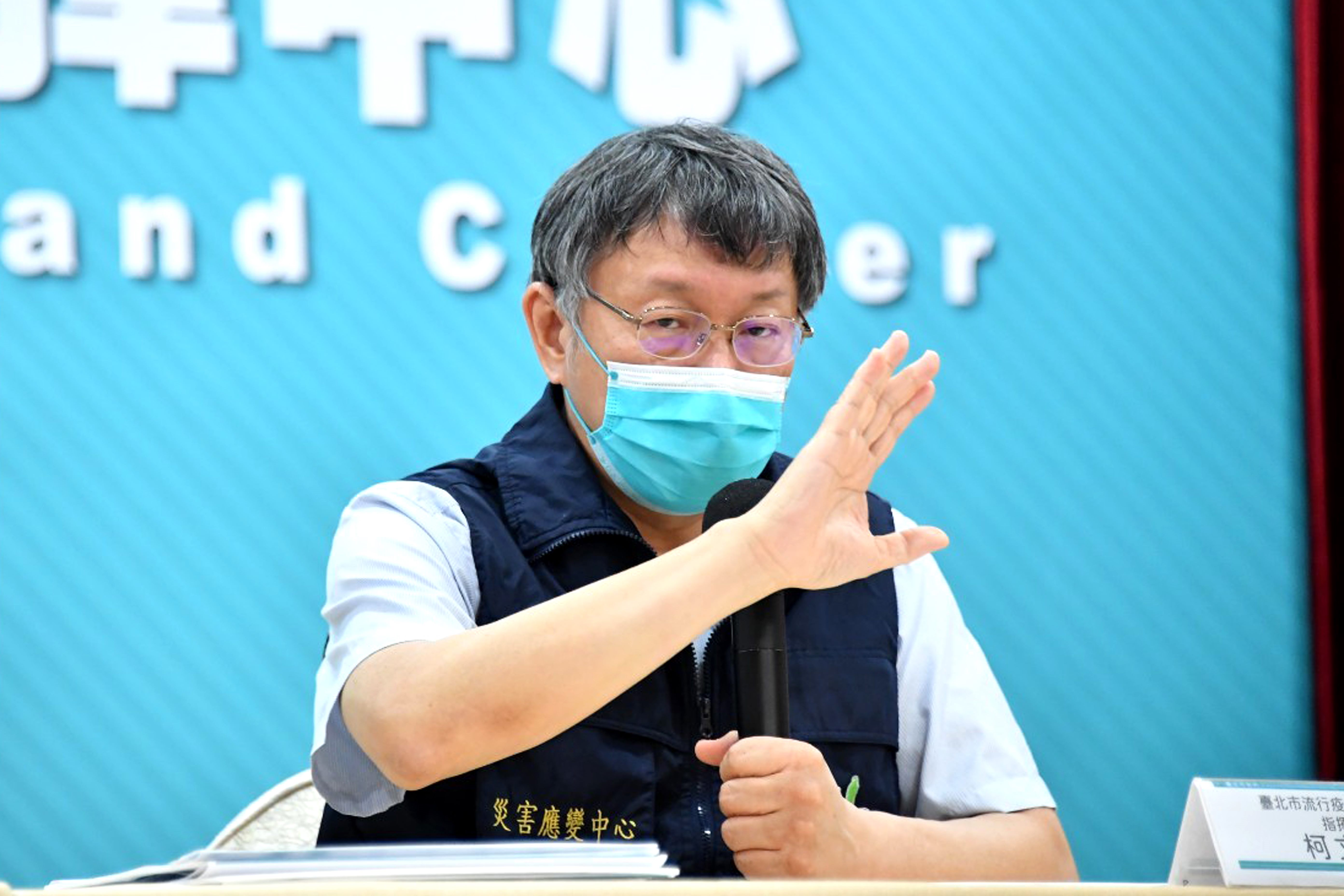 針對高達75％網友「非常不滿意」防疫表現，台北市長柯文哲回應：「人在做天在看，不是電腦在看。」（台北市政府提供）