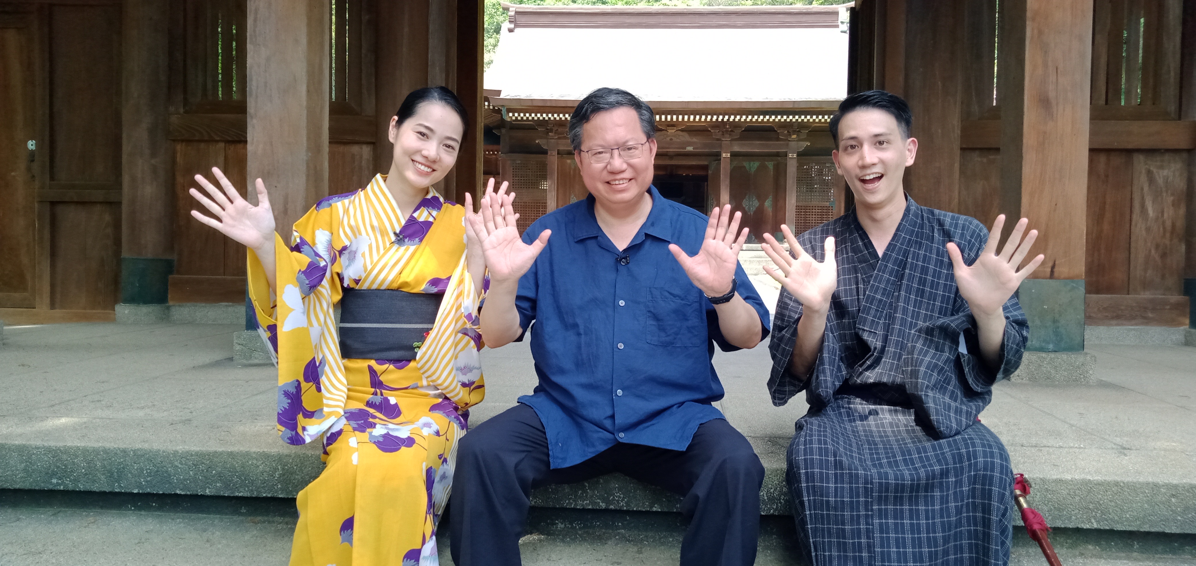 桃園市長鄭文燦帶高志認識桃園神社。（國興衛視提供）