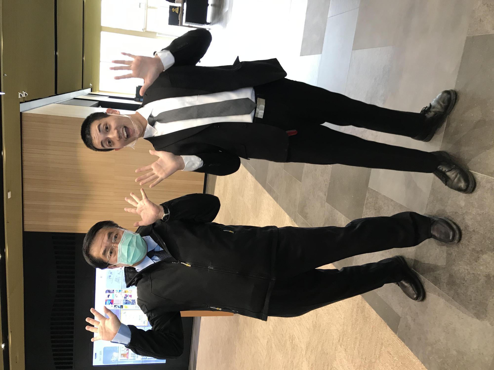 高志(右)與台南市長黃偉哲(左)於台南知事官邸合影。(國興衛視提供)