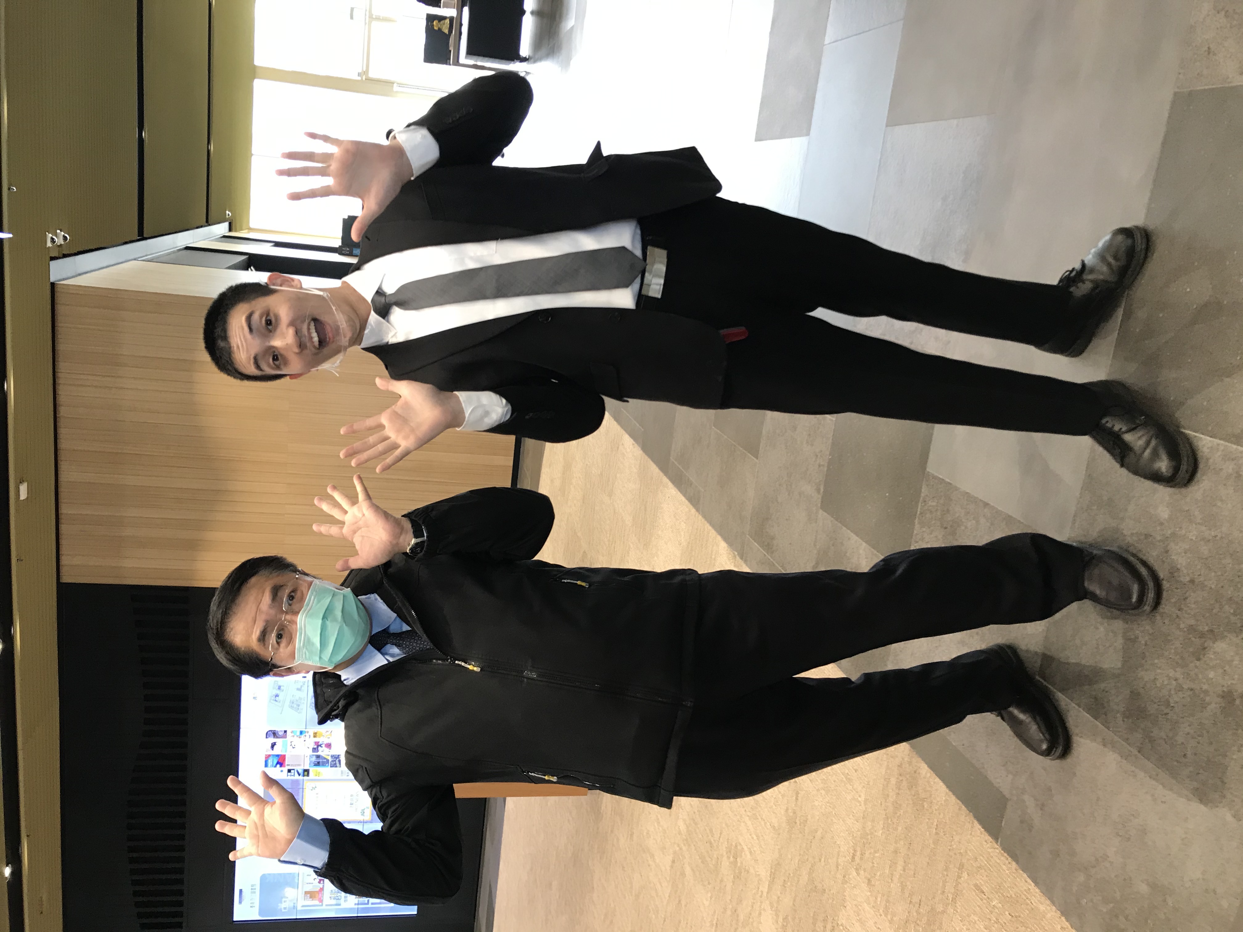  高志（右）與台南市長黃偉哲（左）於台南知事官邸合影。（國興衛視提供）