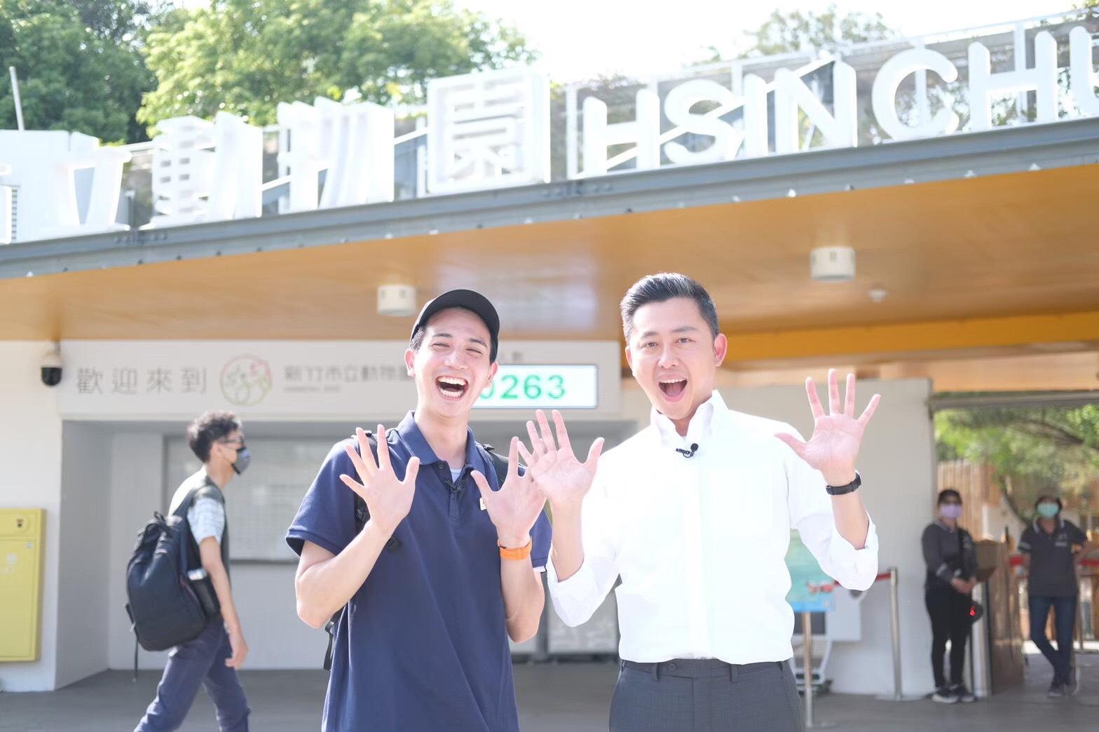 高志(左)與新竹市長林智堅(右)於新竹市立動物園合照。(國興衛視提供)