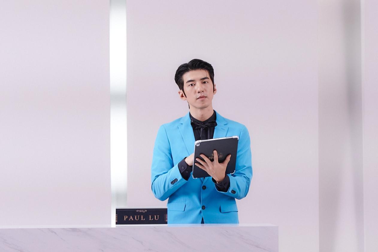 在《愛的奧特萊斯》戲中傅孟柏飾演古怪業務PAUL。(LIVE TV提供)
