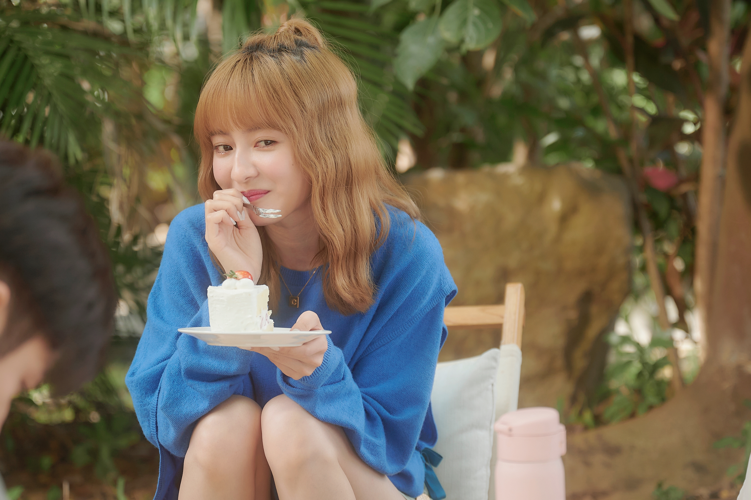 在《愛的奧特萊斯》戲中葛盈瑄飾演項婕如好閨密姚婷，自曝有乳糖不耐症，但為戲吞了15片草莓蛋糕。（LIVE TV提供）