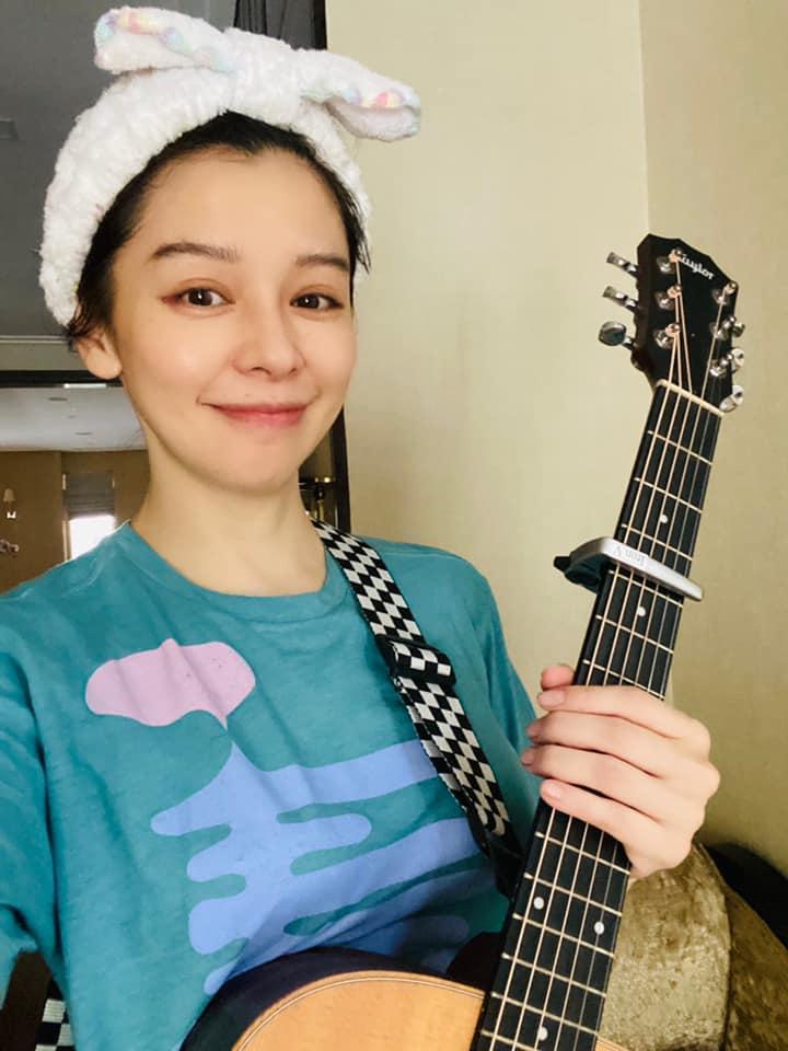 徐若瑄目前人在新加坡,表示經常被賈永婕的新聞感動。(翻攝徐若瑄臉書)