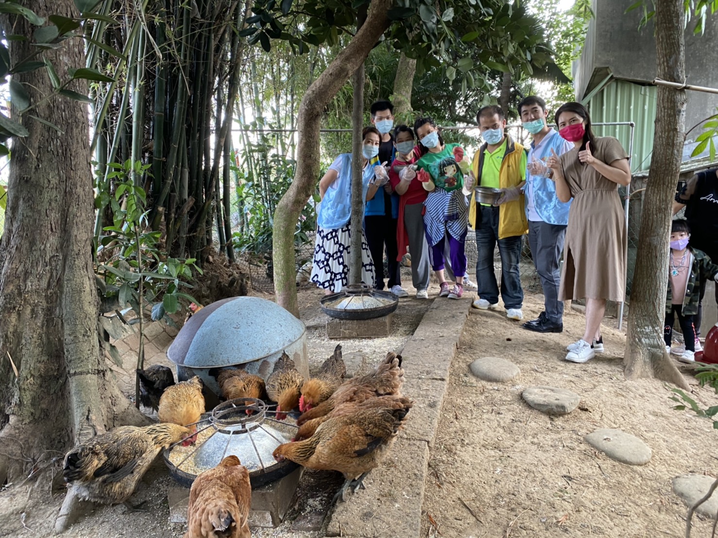 方舟教養院運用食公益捐助款打造雞舍，讓身障者學習養雞，培養生活能力。（頂新和德文教基金會提供）