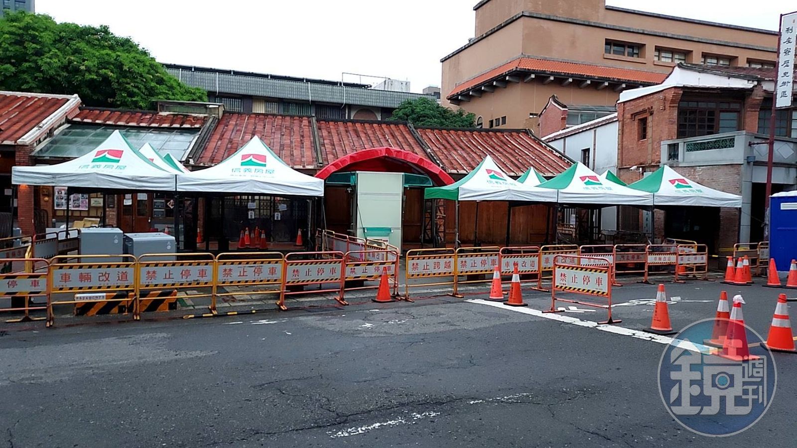 信義房屋各區分店,疫情爆發以來,已經支援各地醫院、篩檢站帳篷超過200頂。(信義房屋提供)