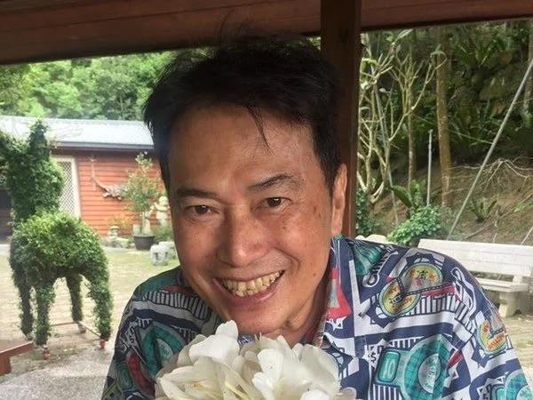 長青以「香腸伯」一角為人所知。（翻攝自長青臉書）