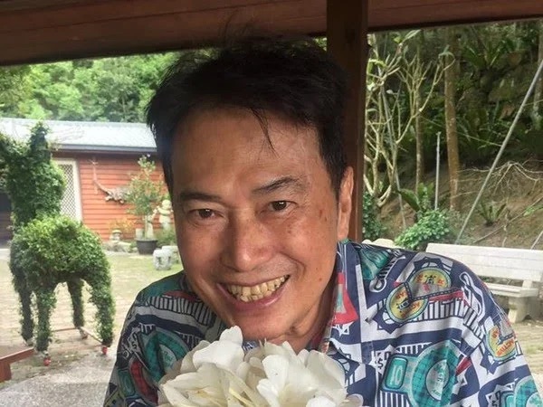 長青以「香腸伯」一角為人所知。（翻攝自長青臉書）