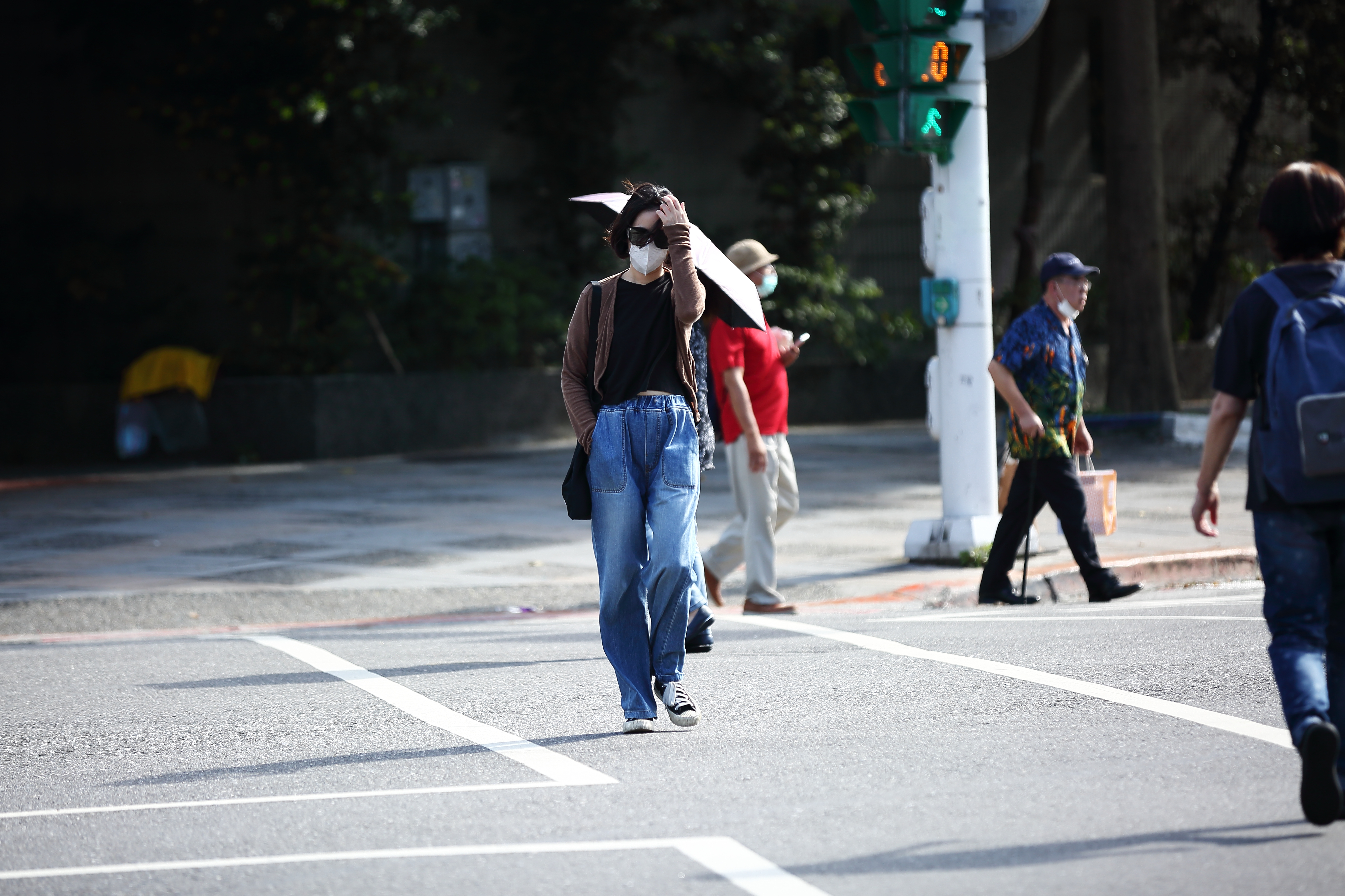 中央氣象局針對北部及東部6縣市發布橙色、黃色高溫警報，提醒民眾慎防熱傷害；天氣示意圖。（本刊資料照）