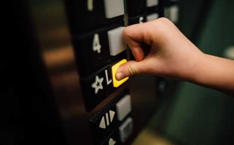 台中北屯爆發家族群聚共21人染疫，有女網友在臉書社團「爆怨2公社」爆料這起感染源頭「最好的鄰居，卻是最自私隱瞞染疫史的人」，示意圖。（翻攝自Pexels）