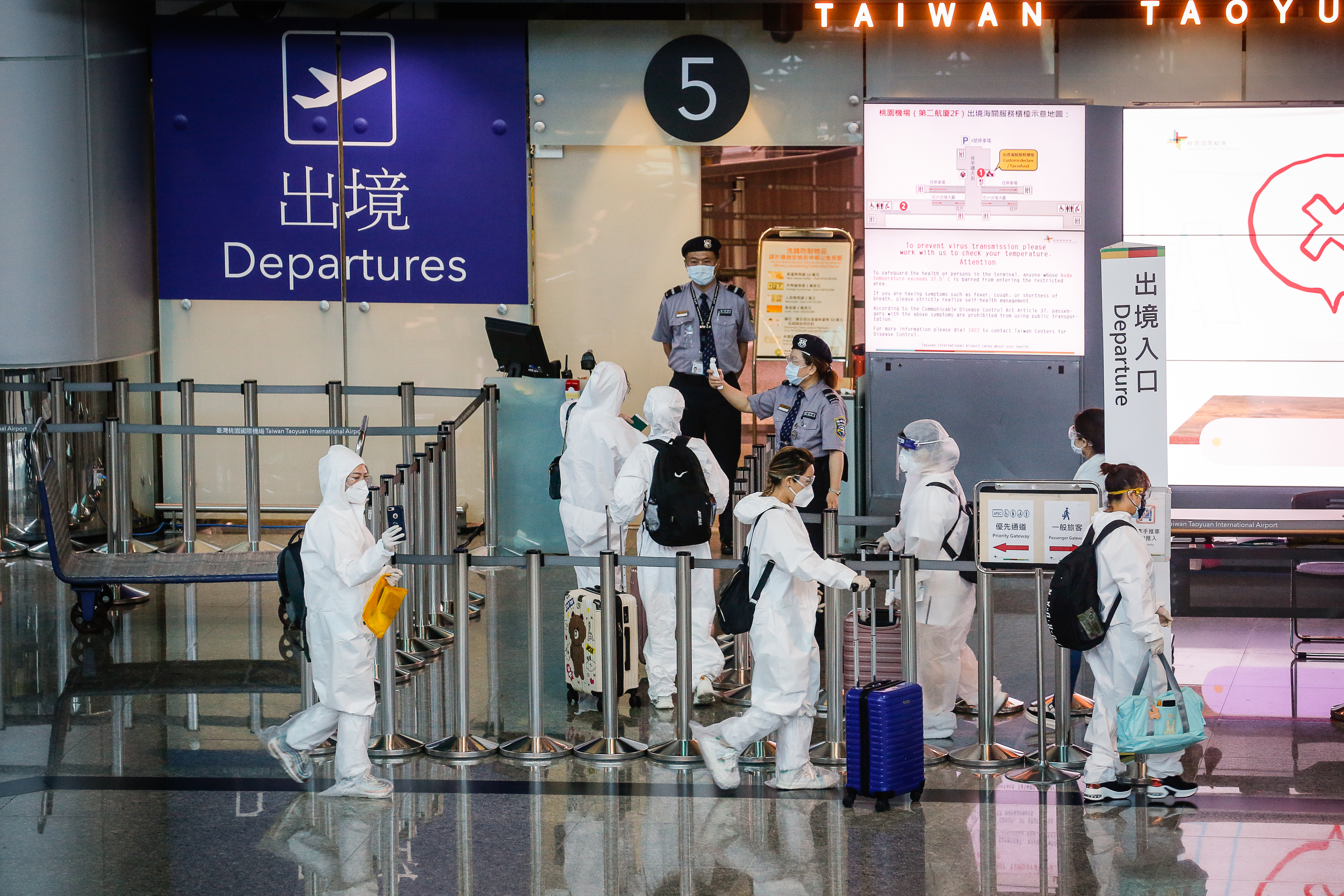 台灣疫情爆發後,有不少經濟能力許可的人自行飛往國外施打疫苗。示意圖,非當事人。(本刊資料照)
