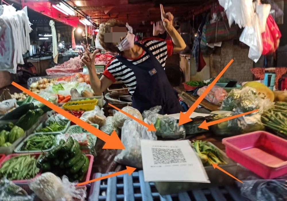 菜攤阿姨要求客人實聯制，沒想到自己卻歪樓比YA讓原PO拍照。（翻攝臉書「爆廢公社二館」）