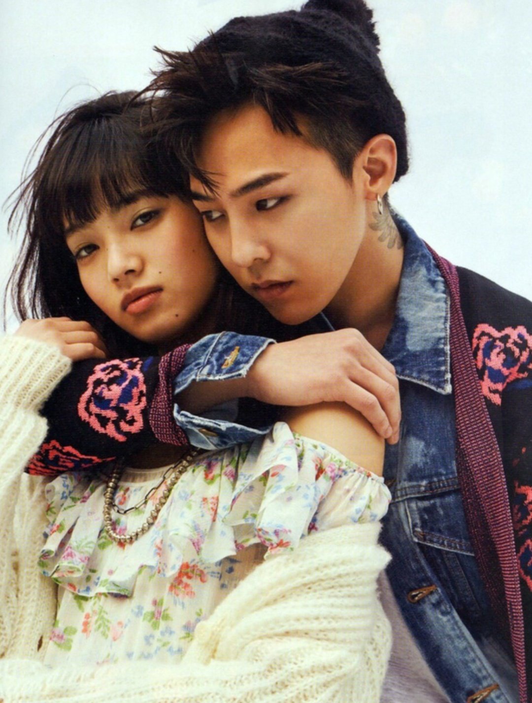 小松菜奈（左）曾和GD合拍雜誌擦出火花，但雙方都未證實過這段戀情。（翻攝自NYLON JAPAN）