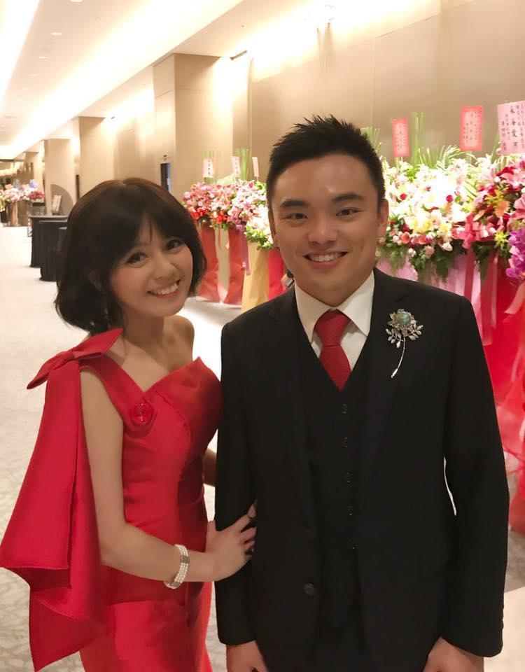 陳諺瑩（左）2018年幫表哥洪孟楷（右）主持婚禮，洪孟楷是現任國民黨立委，他的母親是前立委郭素春。（翻攝自陳諺瑩臉書）