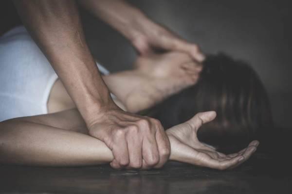 一名人妻因老公偷吃而找上男友人訴苦,怎料竟慘遭對方恐嚇、硬上得逞。(示意圖,pixabay提供)