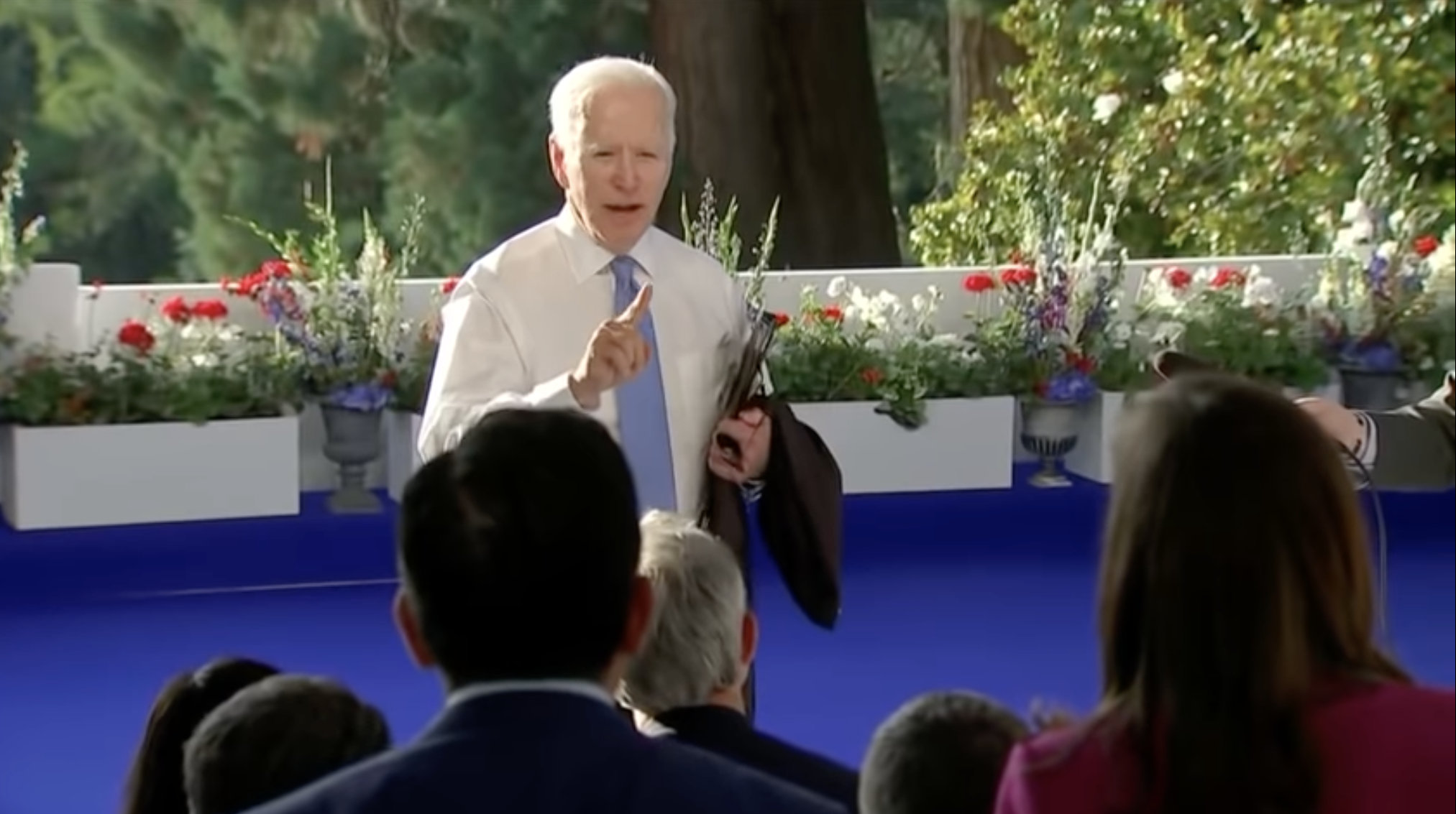 拜登聽了CNN記者柯林斯(紅衣者)提問,相當不耐煩。(翻攝The Hill YouTube影片)