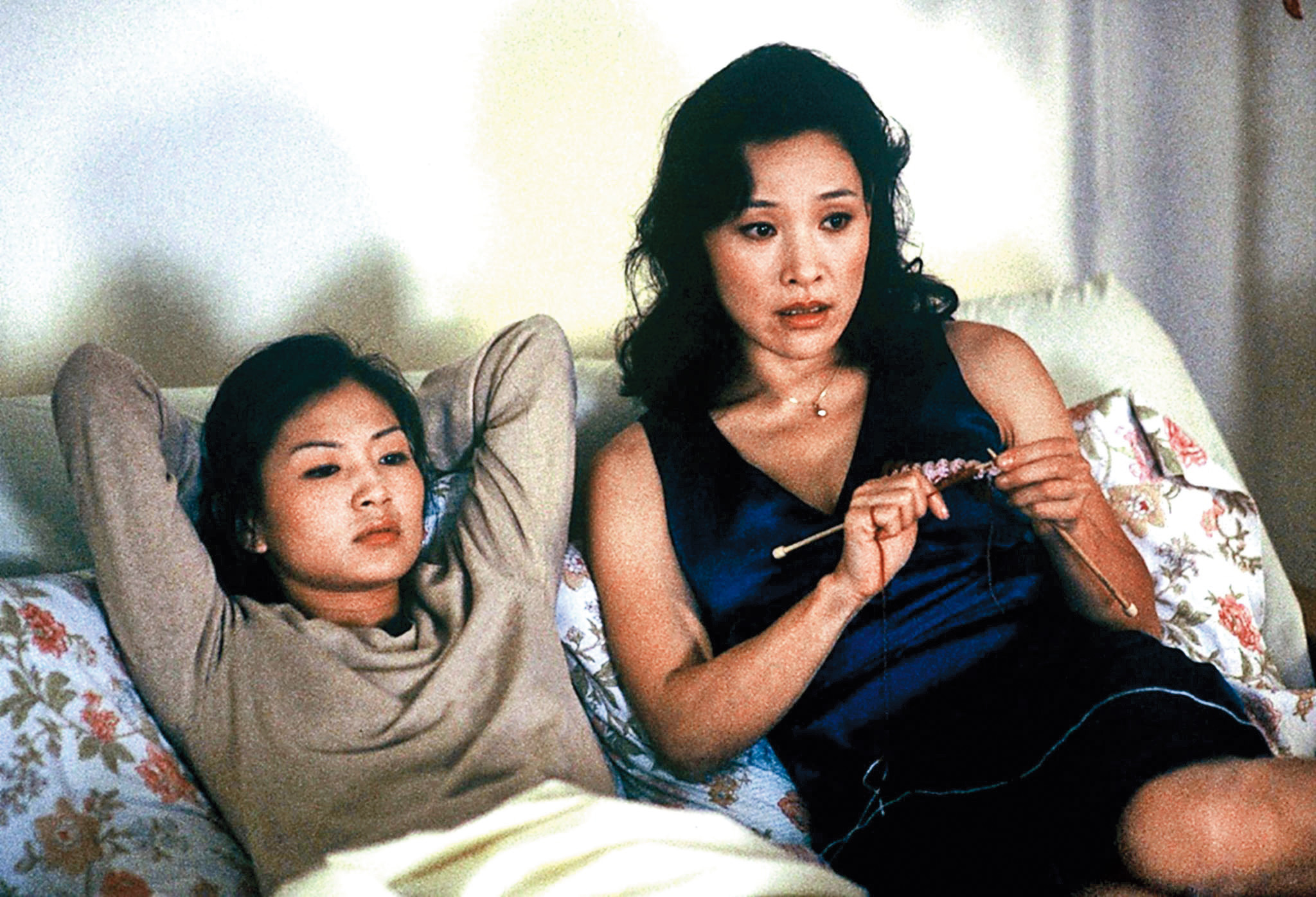 女星陳沖(右)主演的《面子》是經典的女同志電影,獲第42屆金馬獎觀眾票選最佳影片。(翻攝自popsugar.com)