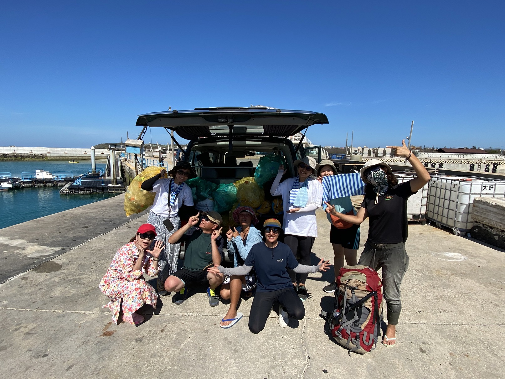 所有人一起把廢船拆開，將保特瓶壓扁，裝上車，一起帶回澎湖本島。